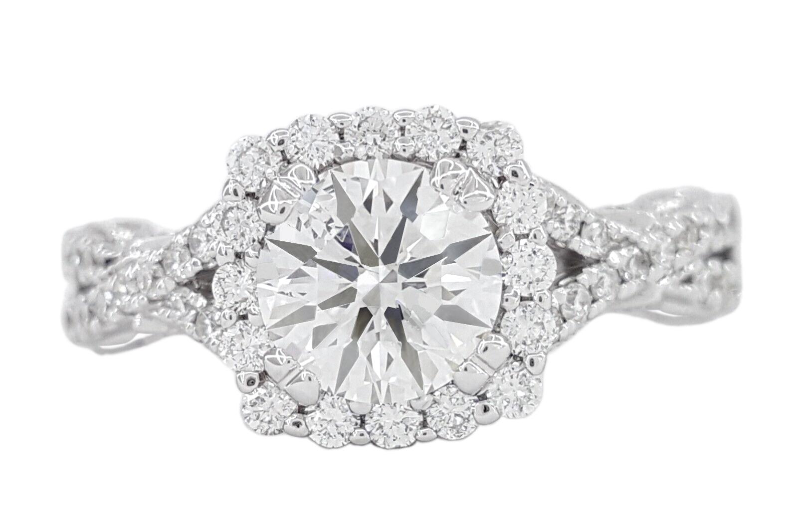 Bague de fiançailles en or blanc 14k, gravée à la main et ornée d'un halo de diamants à taille ronde et brillante.




