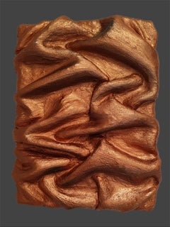 Bronze Cascade, Skulptur aus mit Ton durchtränktem Stoff, für Wandinstallation