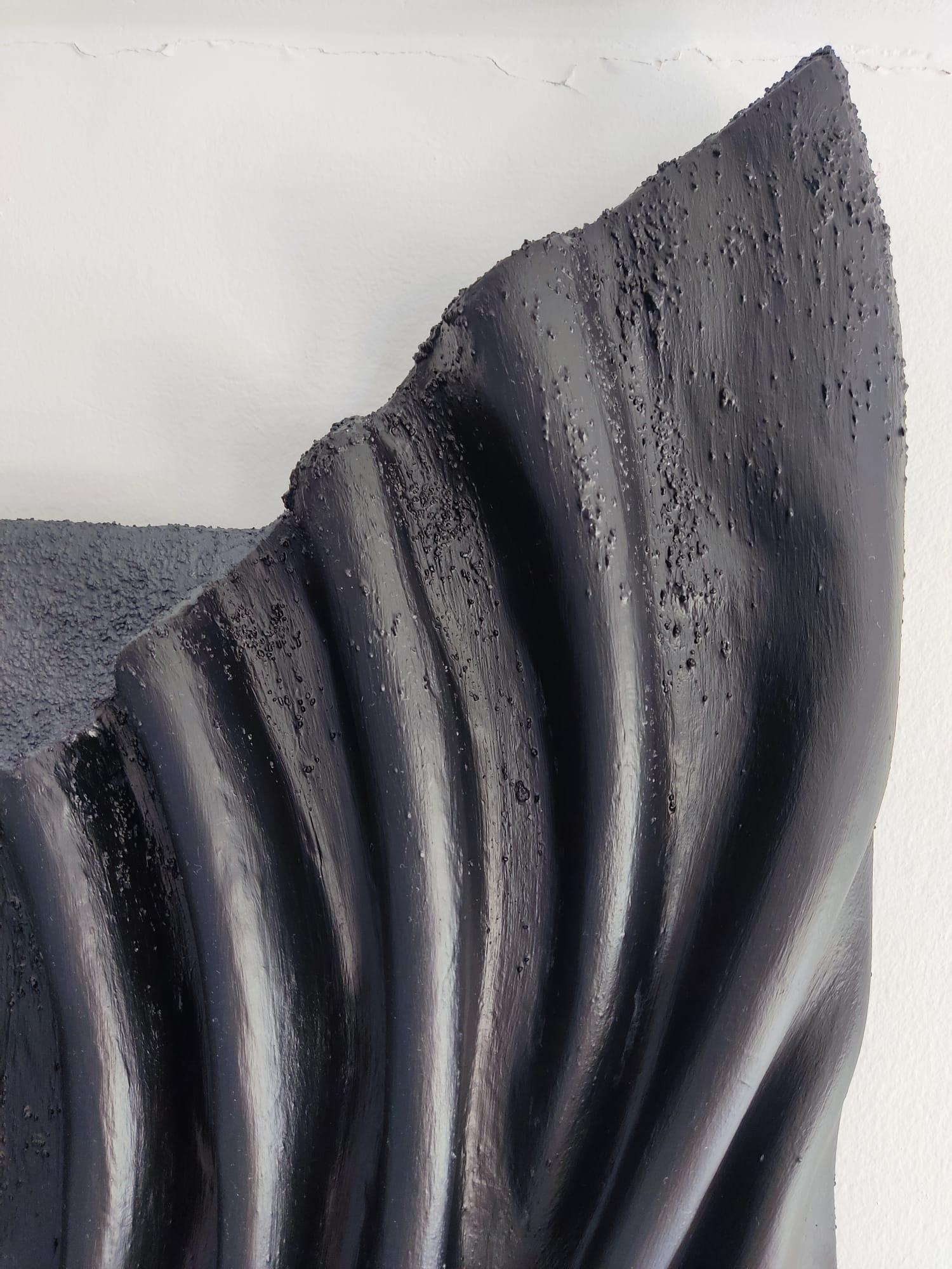 Ebenholzfedern, Skulptur aus Ton in Form einer Stoffskulptur, für Wandinstallation (Schwarz), Still-Life Sculpture, von Natalie Krainin