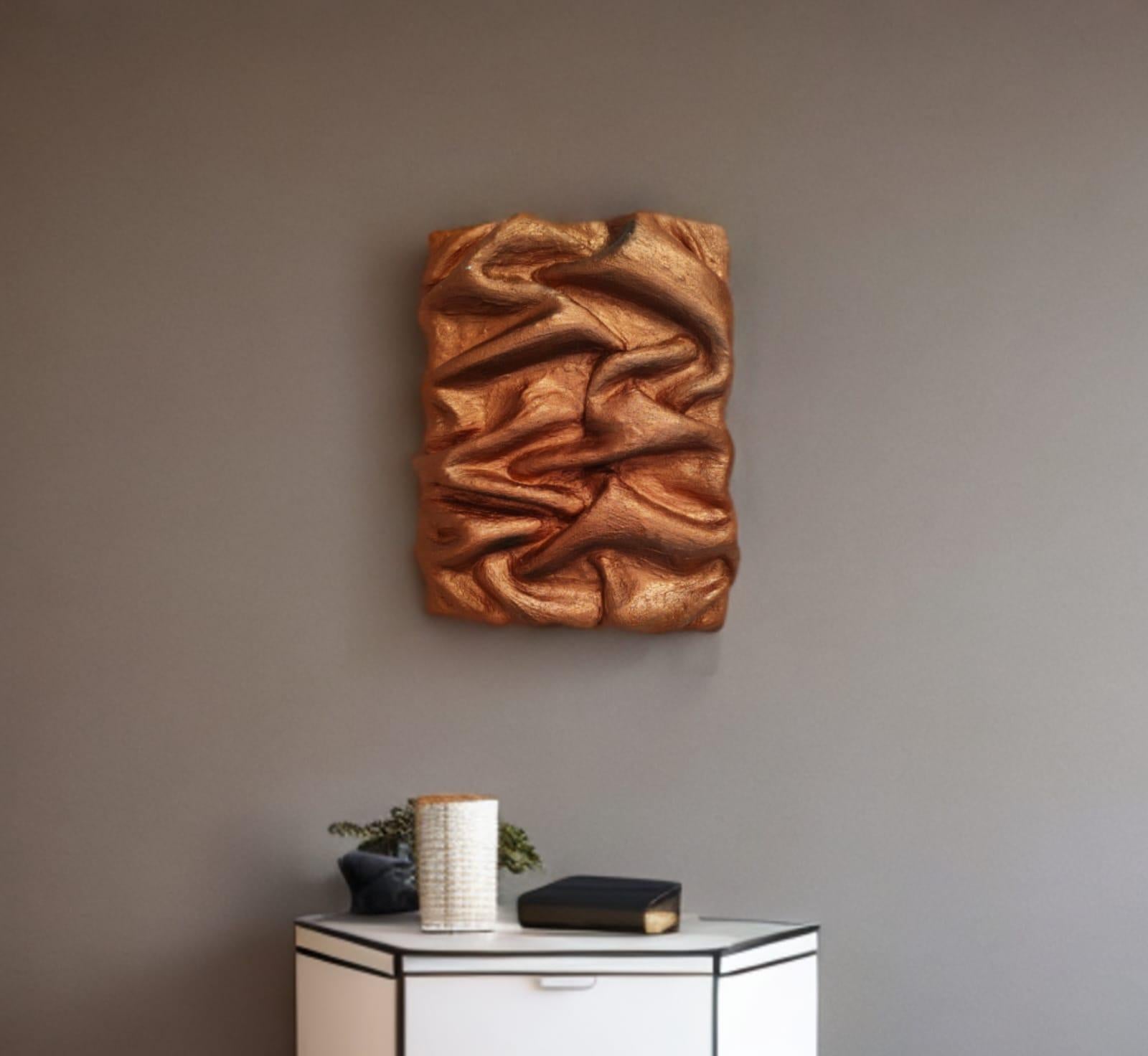 Die Malerin und Bildhauerin Natalie Krainin kreiert Kunstwerke mit der innovativen Methode der Fabric Texture Art. Mit dieser Technik, die in engem Zusammenhang mit ihren beruflichen Wurzeln steht, kann sie ihre Liebe zu Stoffen und Design in einem