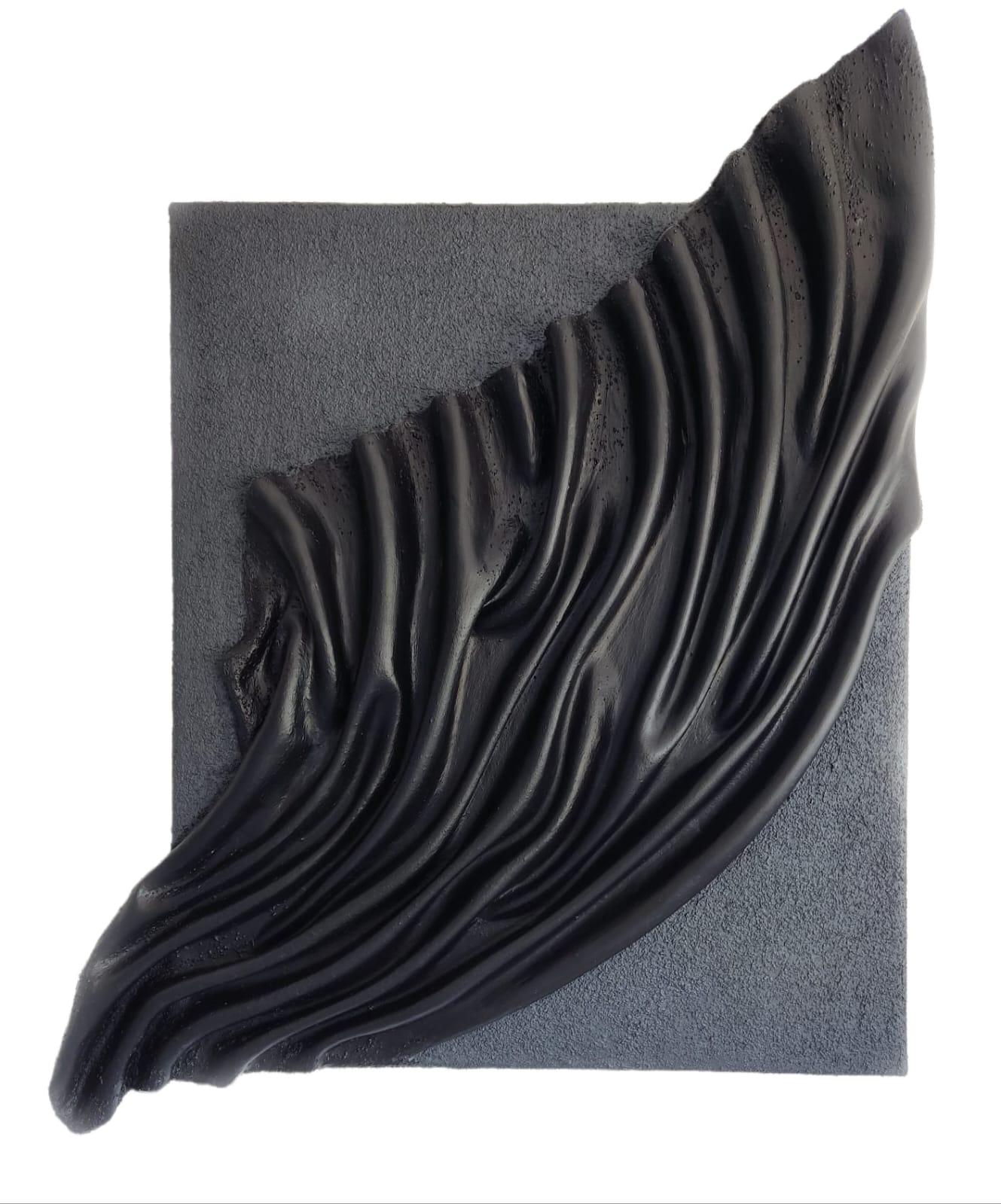 Pluma de ébano, Escultura de tela con infusión de arcilla, para instalación mural