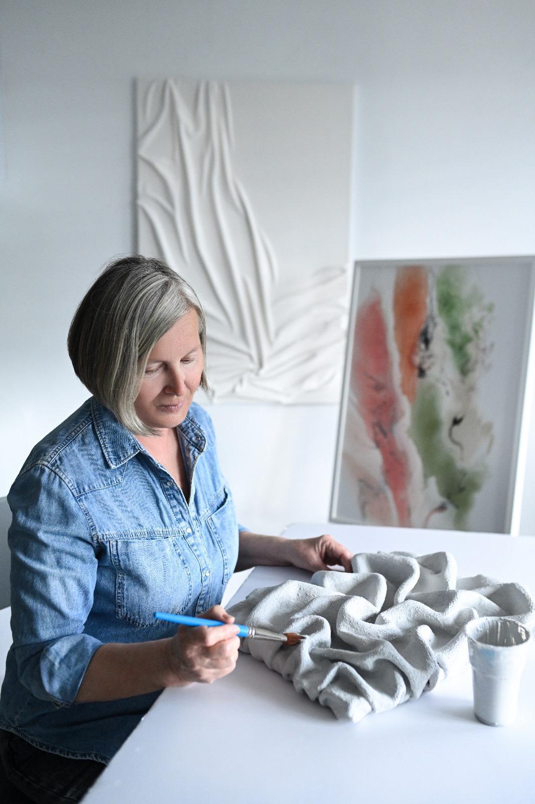 Dream de Rose, sculpture en tissu incrusté d'argile, pour installation murale - Noir Still-Life Sculpture par Natalie Krainin
