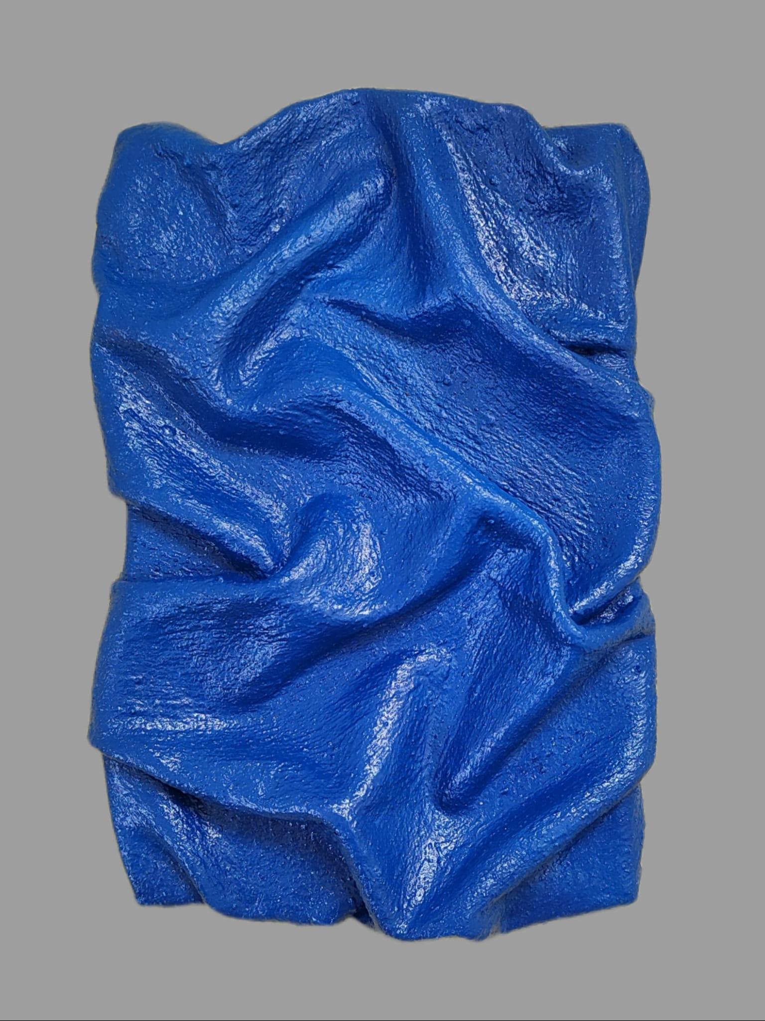 Set aus blauem Abyss- und Kanarienglas, Tongewebe-Skulptur aus Stoff – Sculpture von Natalie Krainin