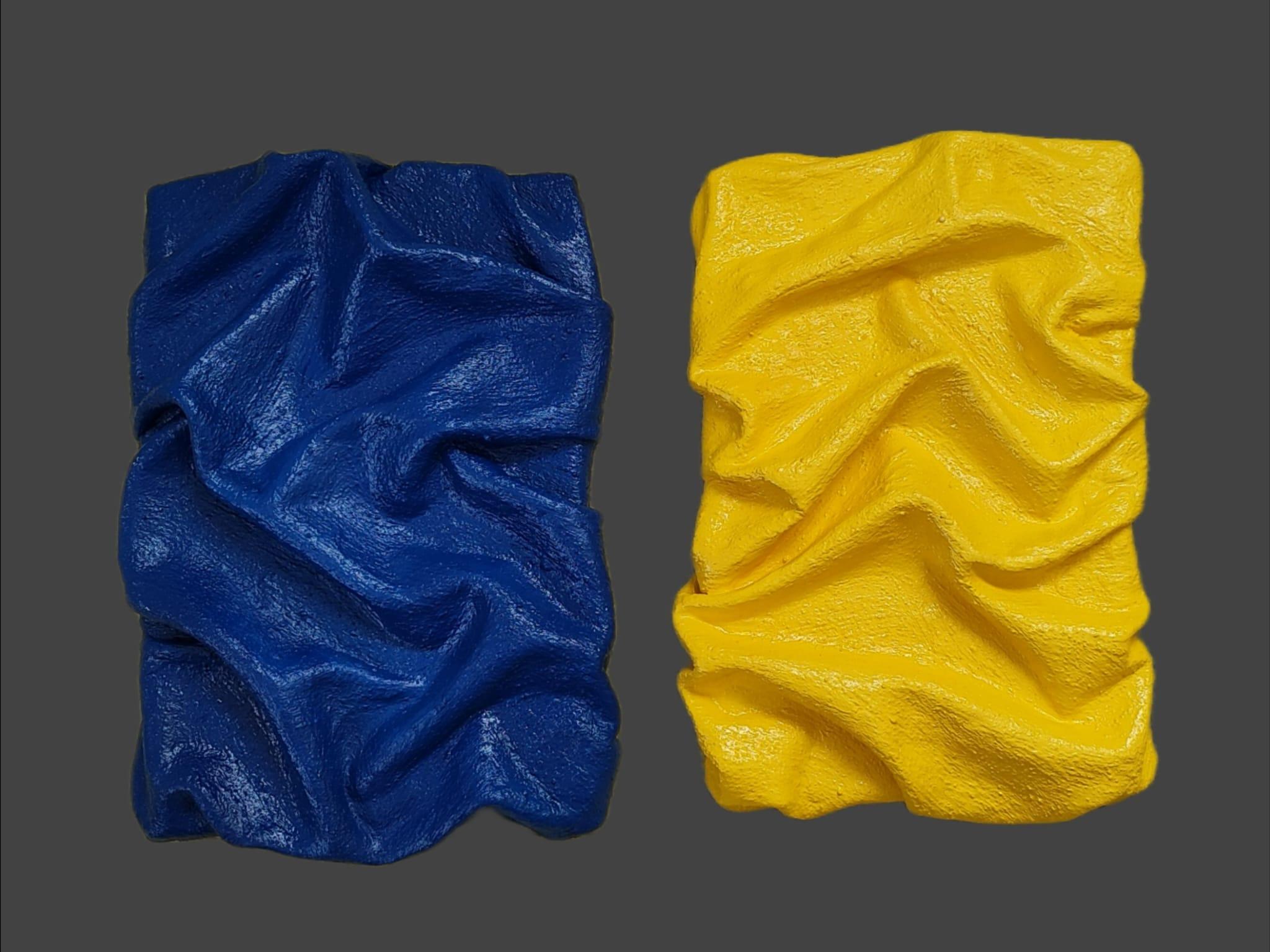 Ensemble de sculptures en tissu incrustées d'argile bleue et de mousse canari