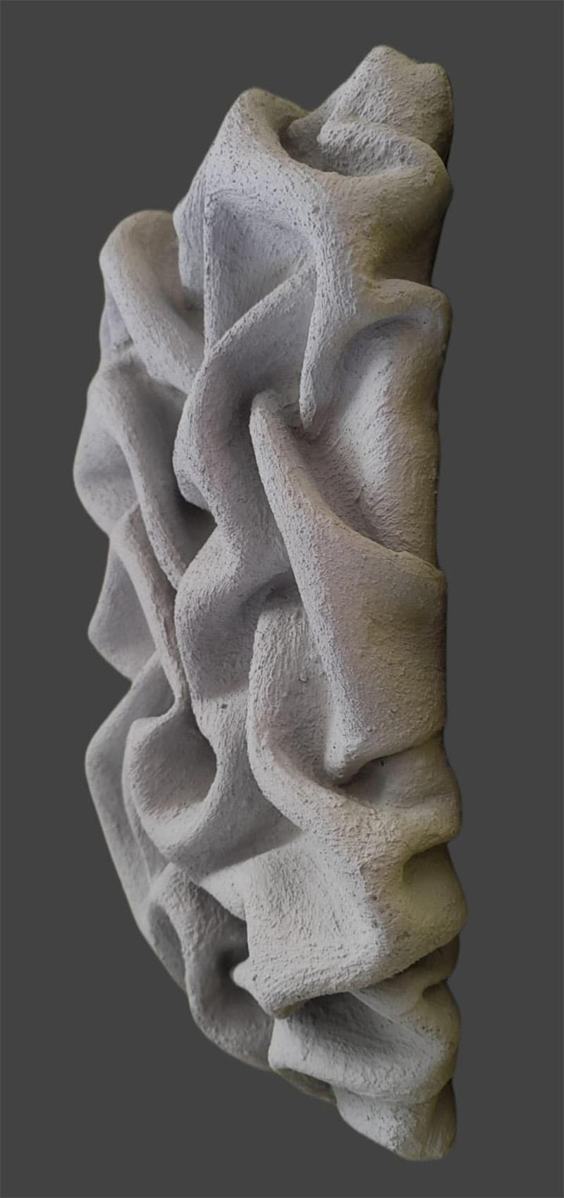 Harmony d'acier, sculpture en tissu incrusté d'argile, pour installation murale - Sculpture de Natalie Krainin