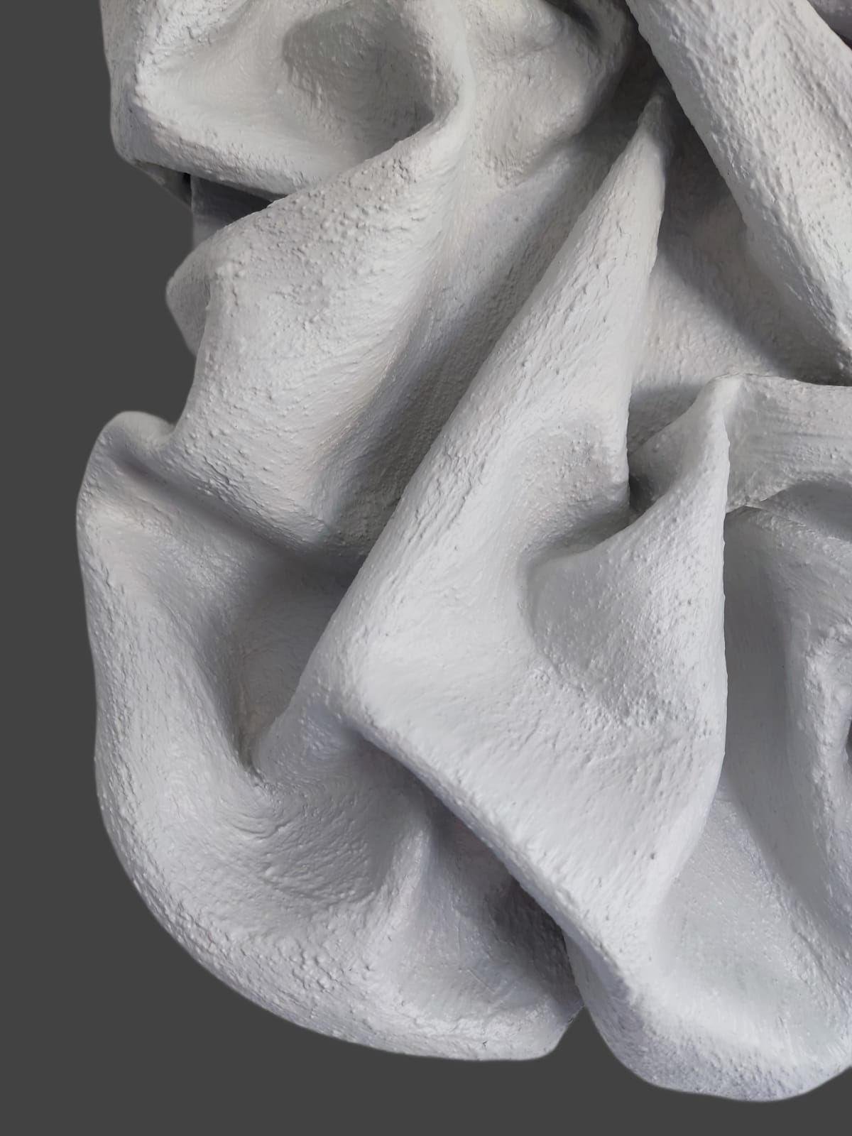 Stonegrain Wave, Tongefäß-Skulptur aus Stoff, für Wandinstallation – Sculpture von Natalie Krainin