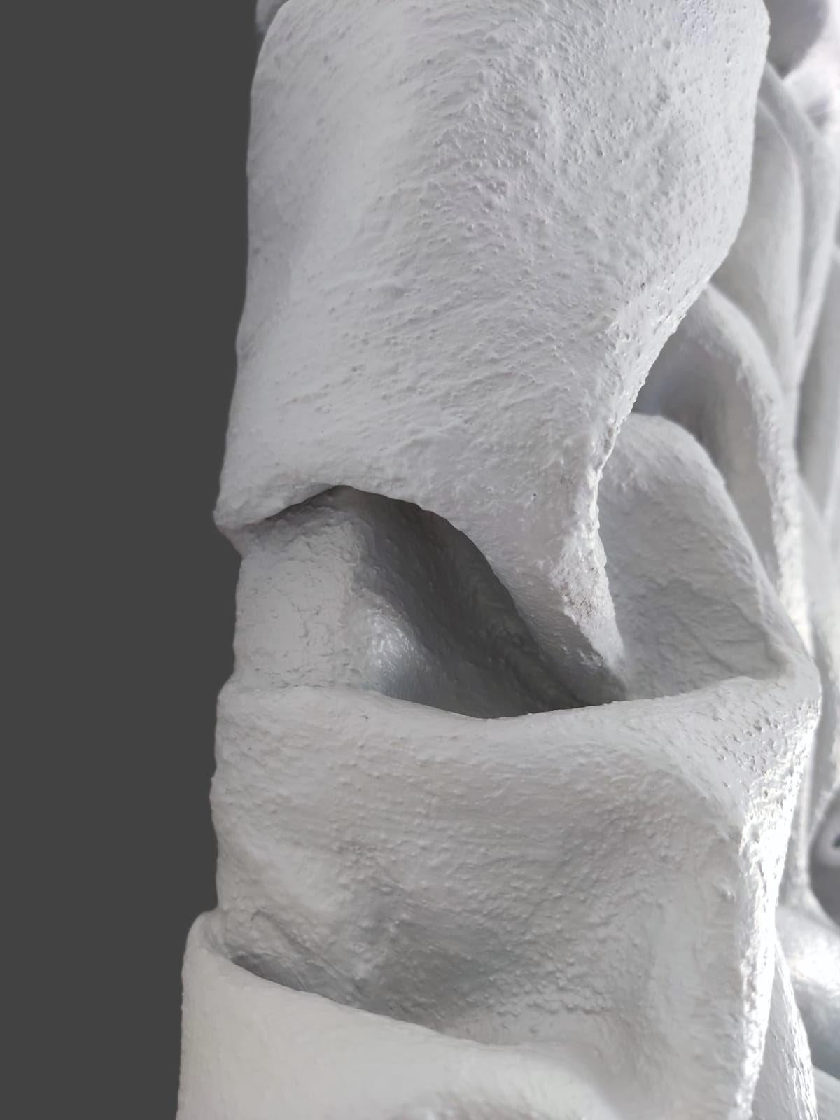 Stonegrain Wave, Tongefäß-Skulptur aus Stoff, für Wandinstallation (Zeitgenössisch), Sculpture, von Natalie Krainin