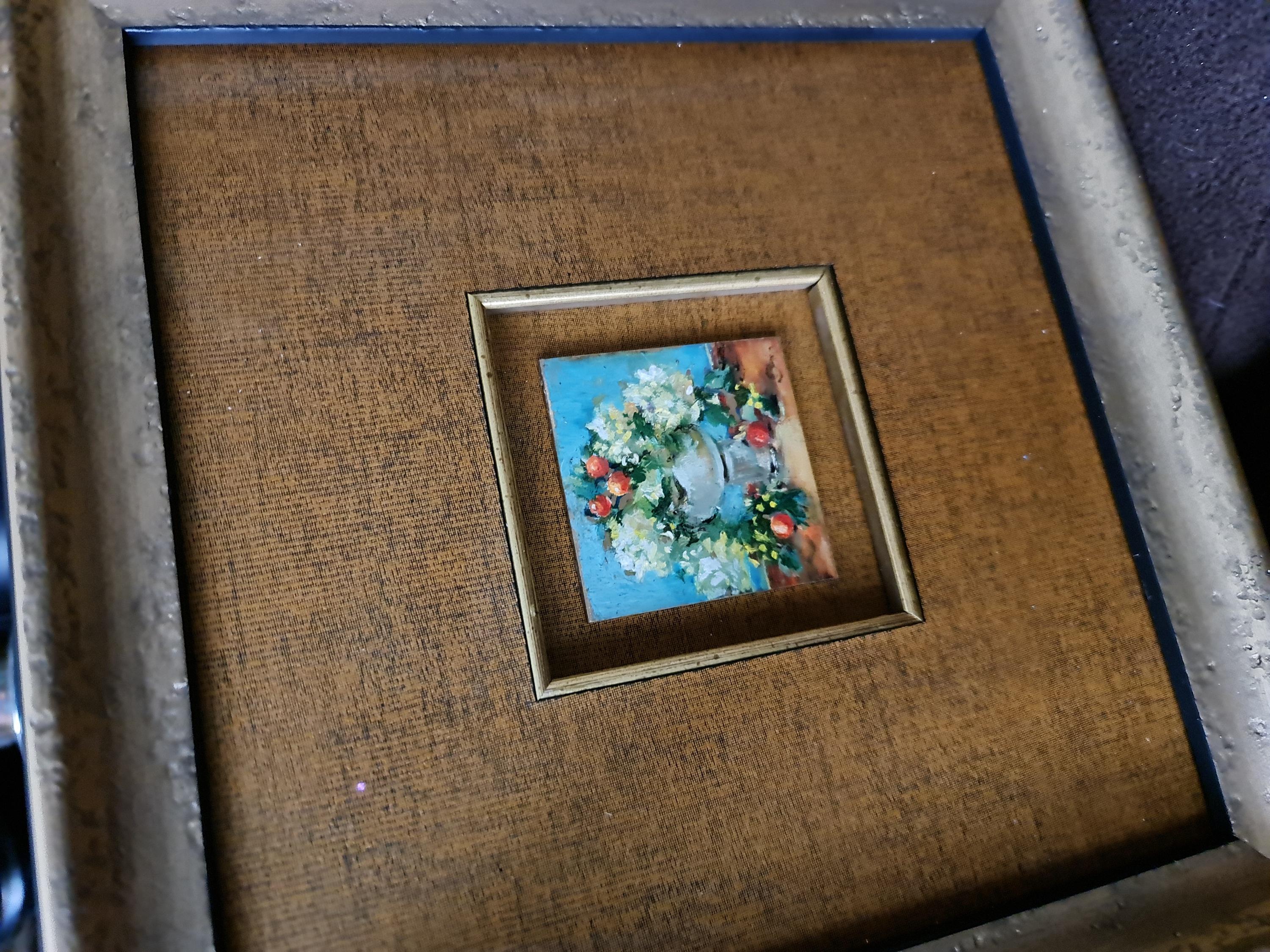 FLOWERS IN einem antiken Fall (Blau), Portrait Painting, von Natalie Shiporina
