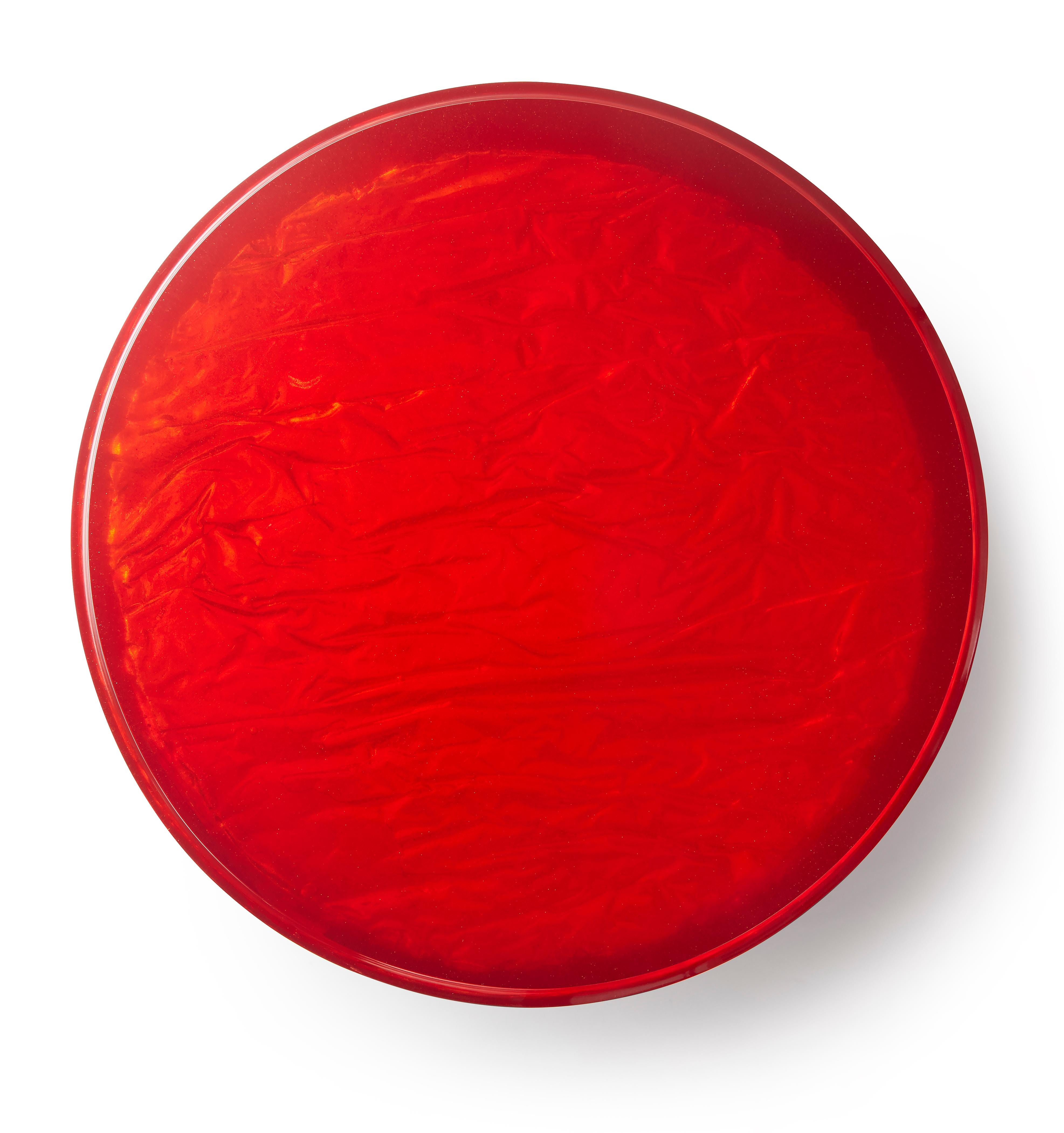 Diese skulpturalen Tische aus gefärbtem Öko-Harz sind von der komplizierten Textur einer geschätzten Lampe aus den 1970er Jahren inspiriert. Harz hat viele wünschenswerte Eigenschaften: Es lässt sich leicht formen, fühlt sich angenehmer an als Glas,