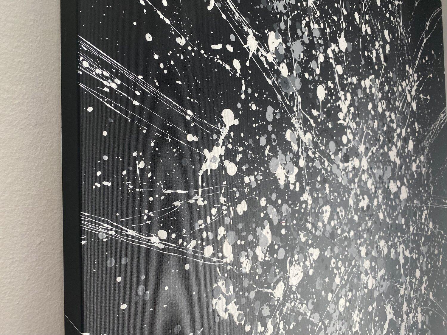 In questa vibrante danza di colori ed energia, la mia anima si riversa sulla tela. Un'esplosione cosmica di acrilico, olio, lacca e smalto crea un astratto dinamico, un universo di emozioni espresso in un'esplosione di gocce, ognuna delle quali