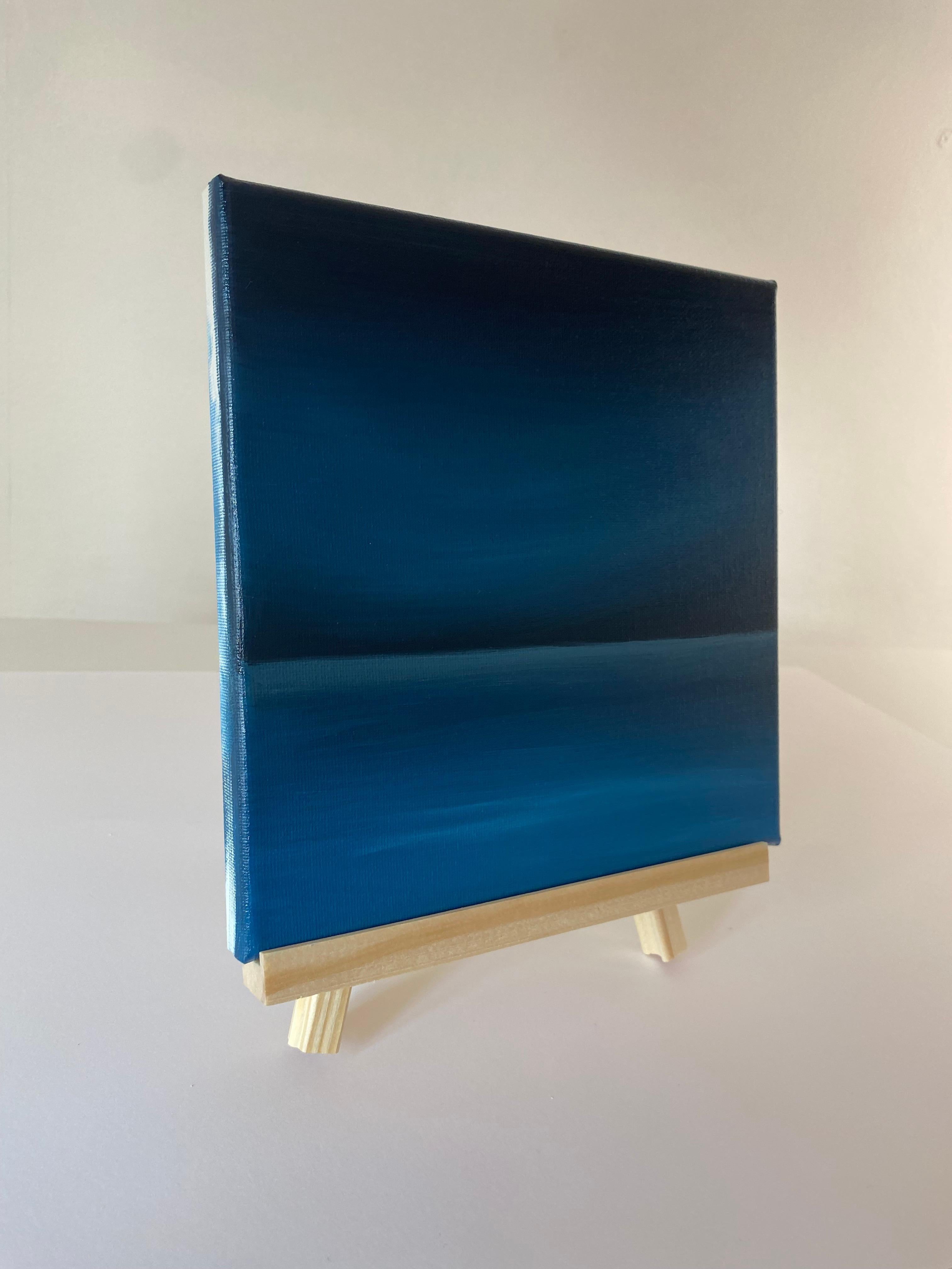 Esta obra de arte es una hipnotizante muestra de belleza minimalista y profunda tranquilidad, encapsulada en una composición sencilla pero cautivadora. El artista ha empleado magistralmente un rico espectro de tonos azules para evocar la naturaleza