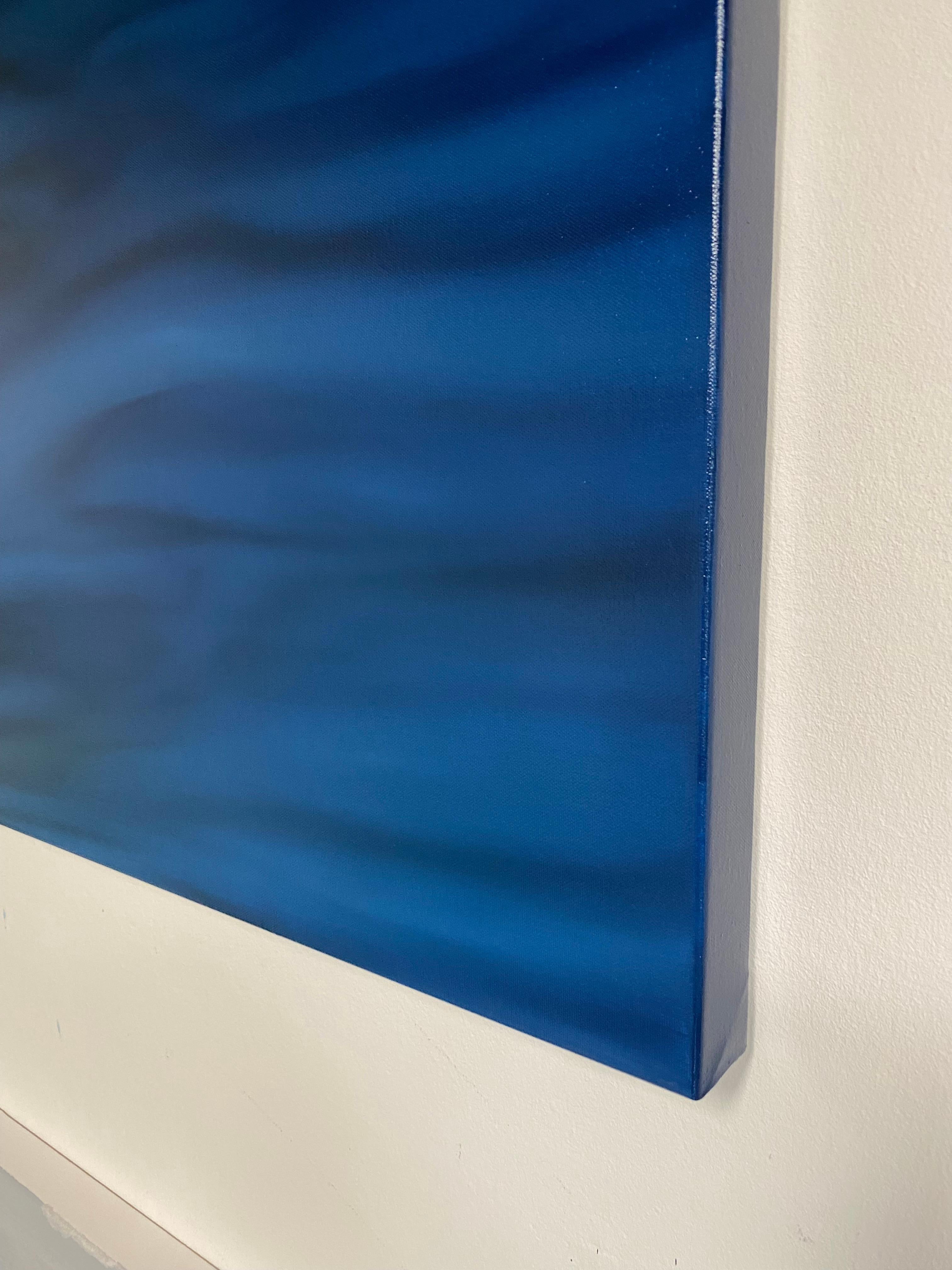 Esta fascinante obra de arte muestra una matizada interacción entre luces y sombras mediante el uso de distintos tonos de azules profundos. La composición, que recuerda la superficie de un océano crepuscular, cautiva al espectador con sus patrones