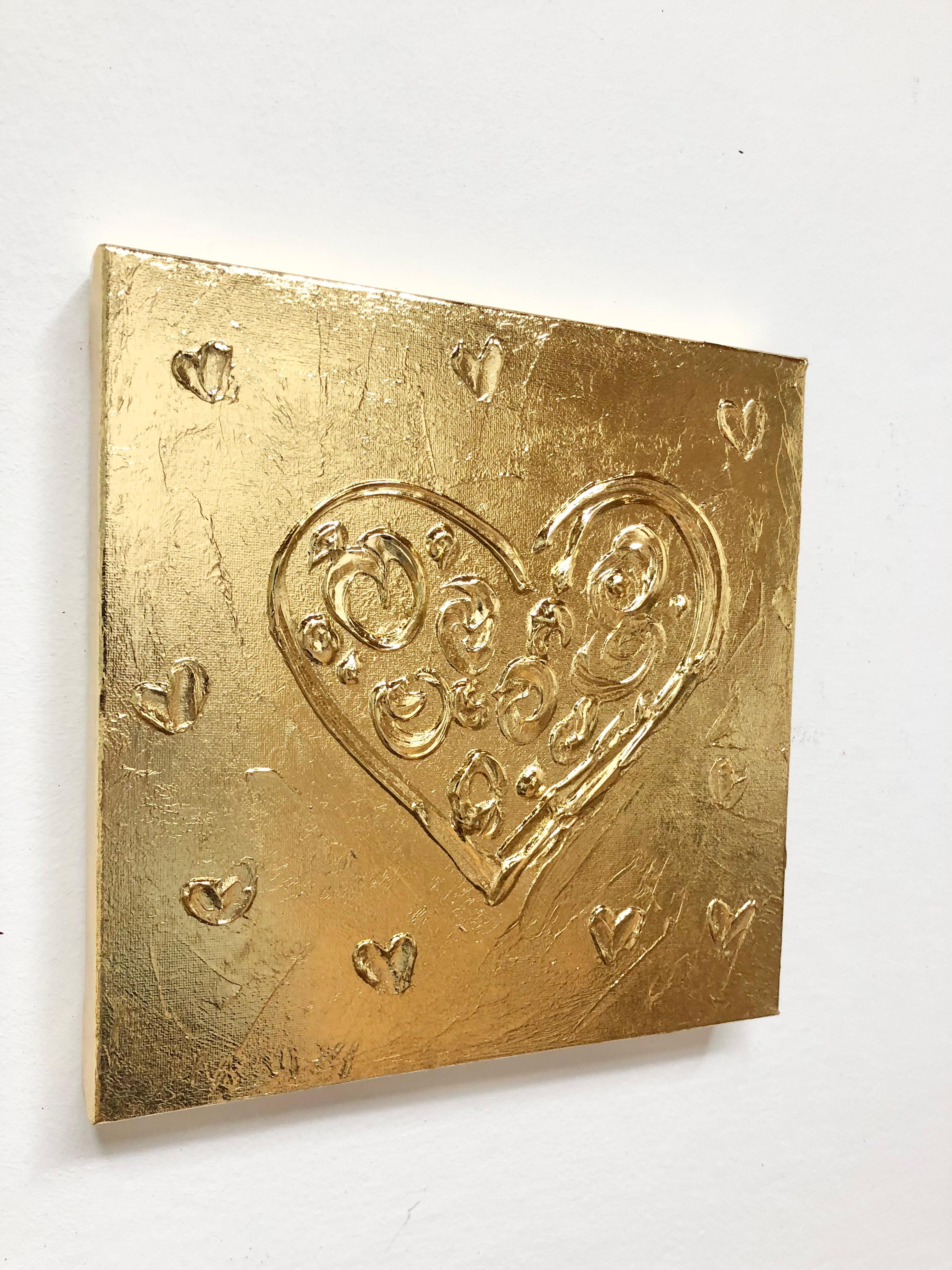 Blumen auf goldenem Herz – 3D Liebe, Amour, Amore Weiß und Gold strukturiert, Vergoldung (Abstrakt), Painting, von Nataliia Krykun