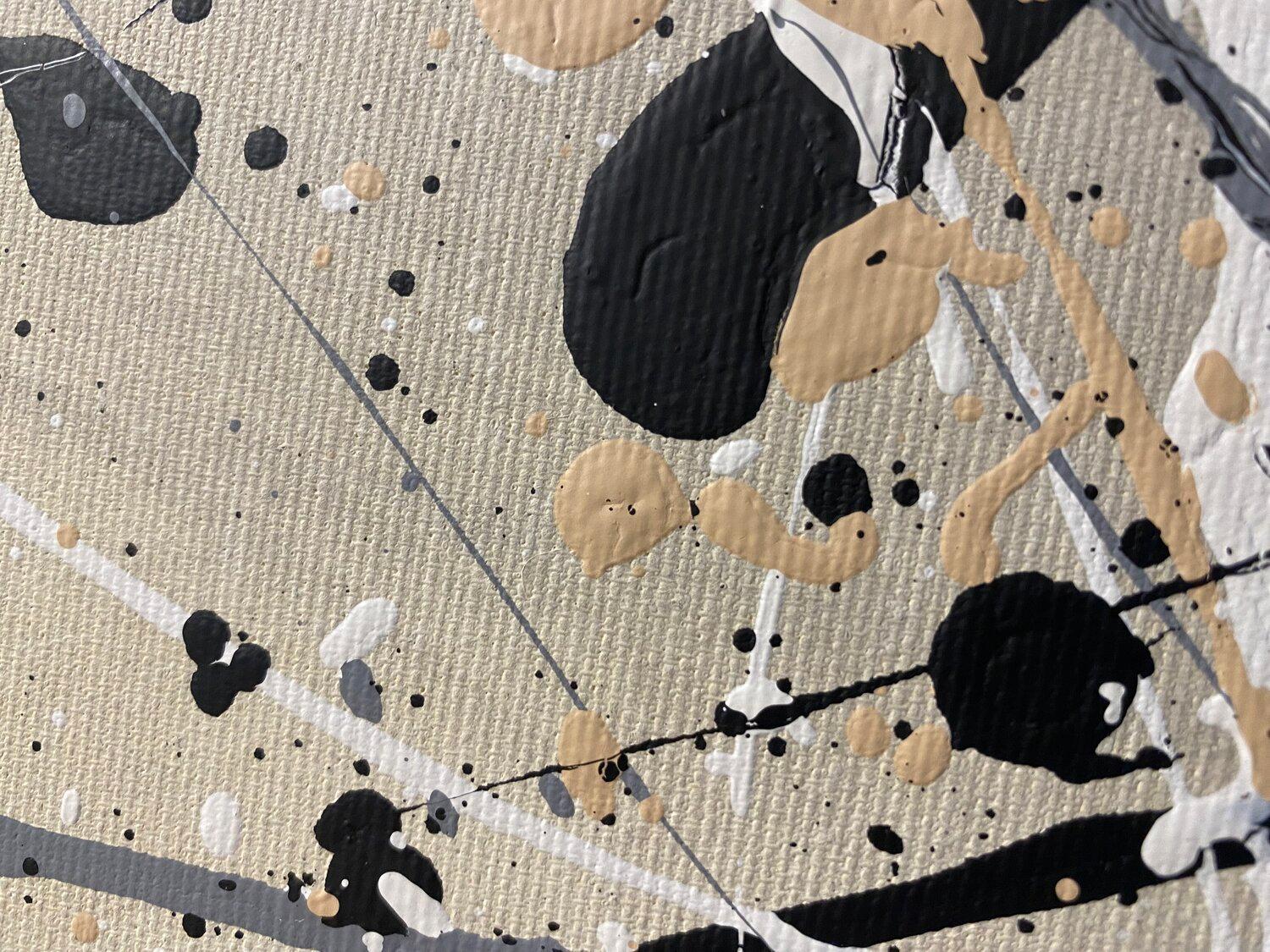 Bei der Gestaltung dieses Werks habe ich die rohe Energie des Expressionismus aufgegriffen und sie mit minimalistischer Sensibilität und einem Hauch von Pop Art vermischt. Mit Acryl habe ich einen Tanz aus Chaos und Harmonie auf die Leinwand