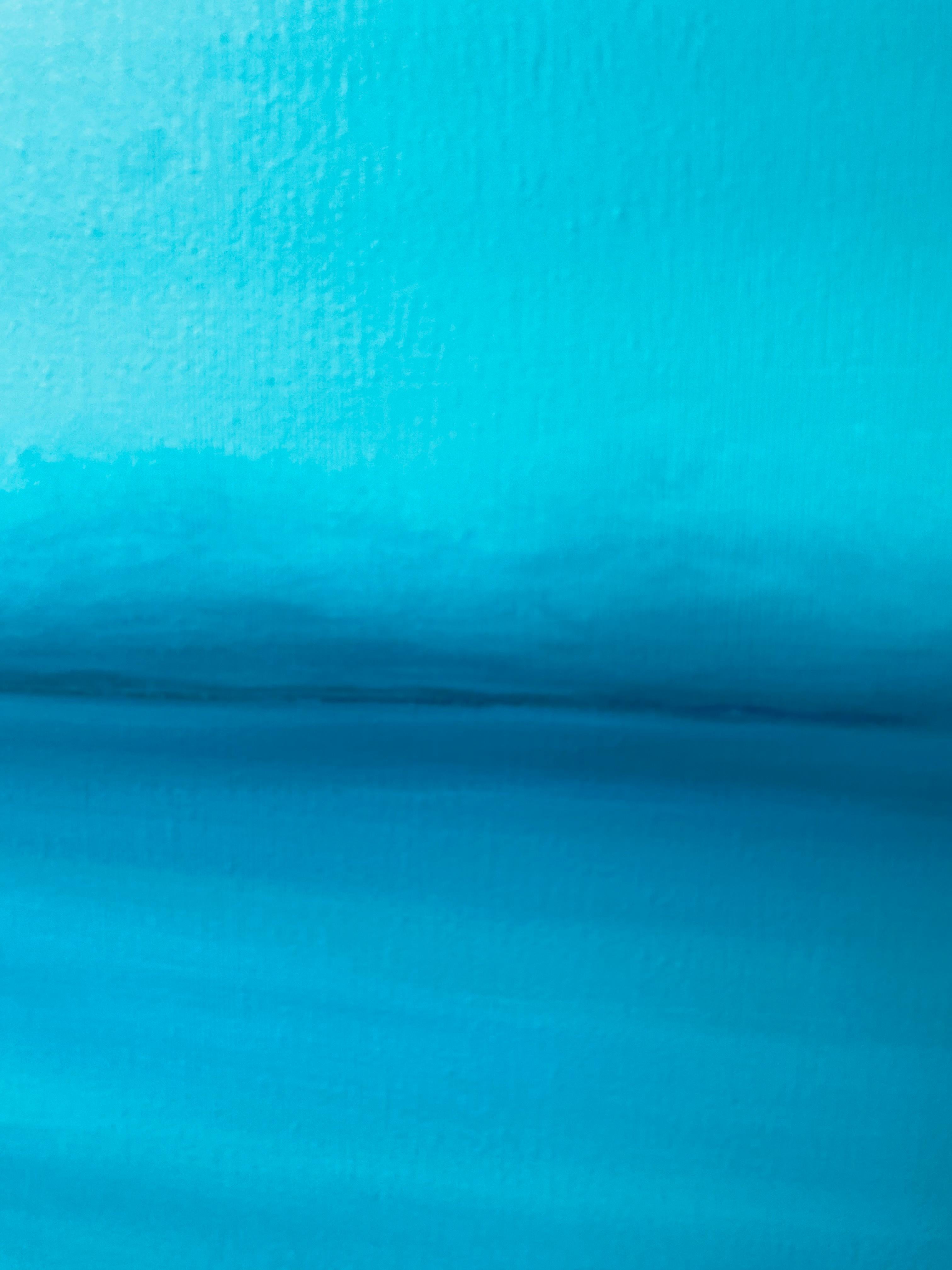 En esta obra de arte, me sumerjo en la serena inmensidad del océano, empleando acrílicos para aplicar capas de tonos azules que capturan tanto la calma como el misterio del mar. El enfoque minimalista subraya la tranquilidad, mientras que los trazos