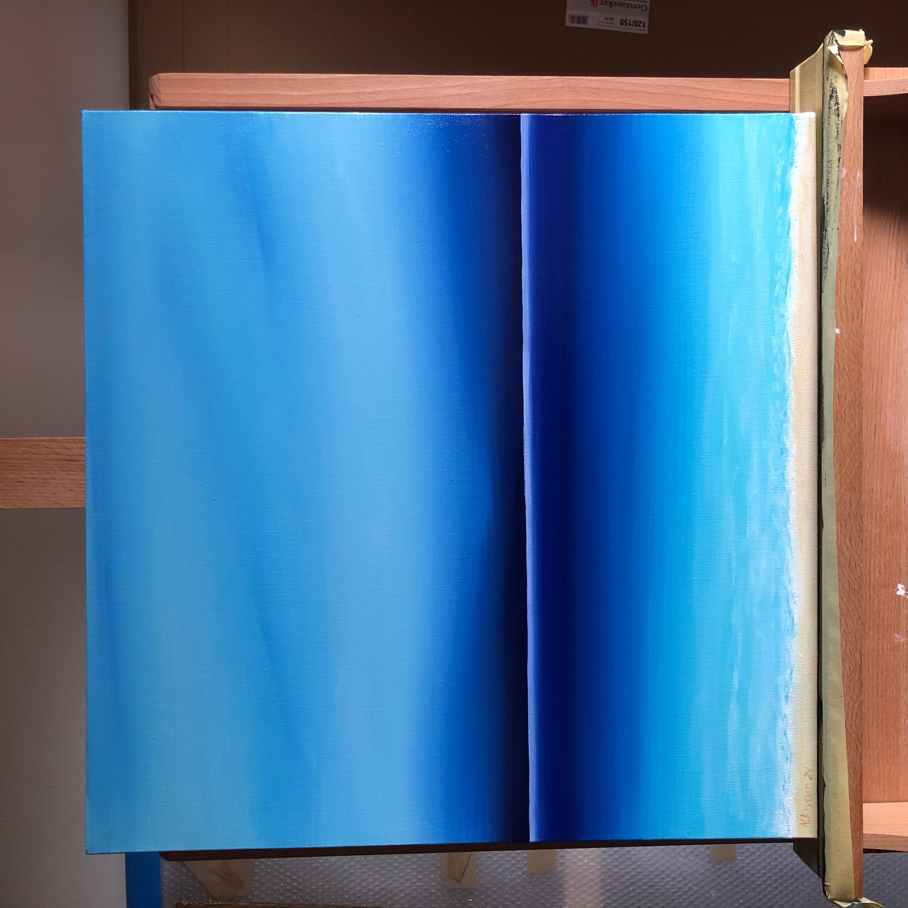En este cuadro, he volcado mis emociones en los infinitos matices del azul, captando la esencia serena pero poderosa del abrazo del océano. La suave gradación de colores, creada tanto con acrílico como con óleo, difumina los límites entre
