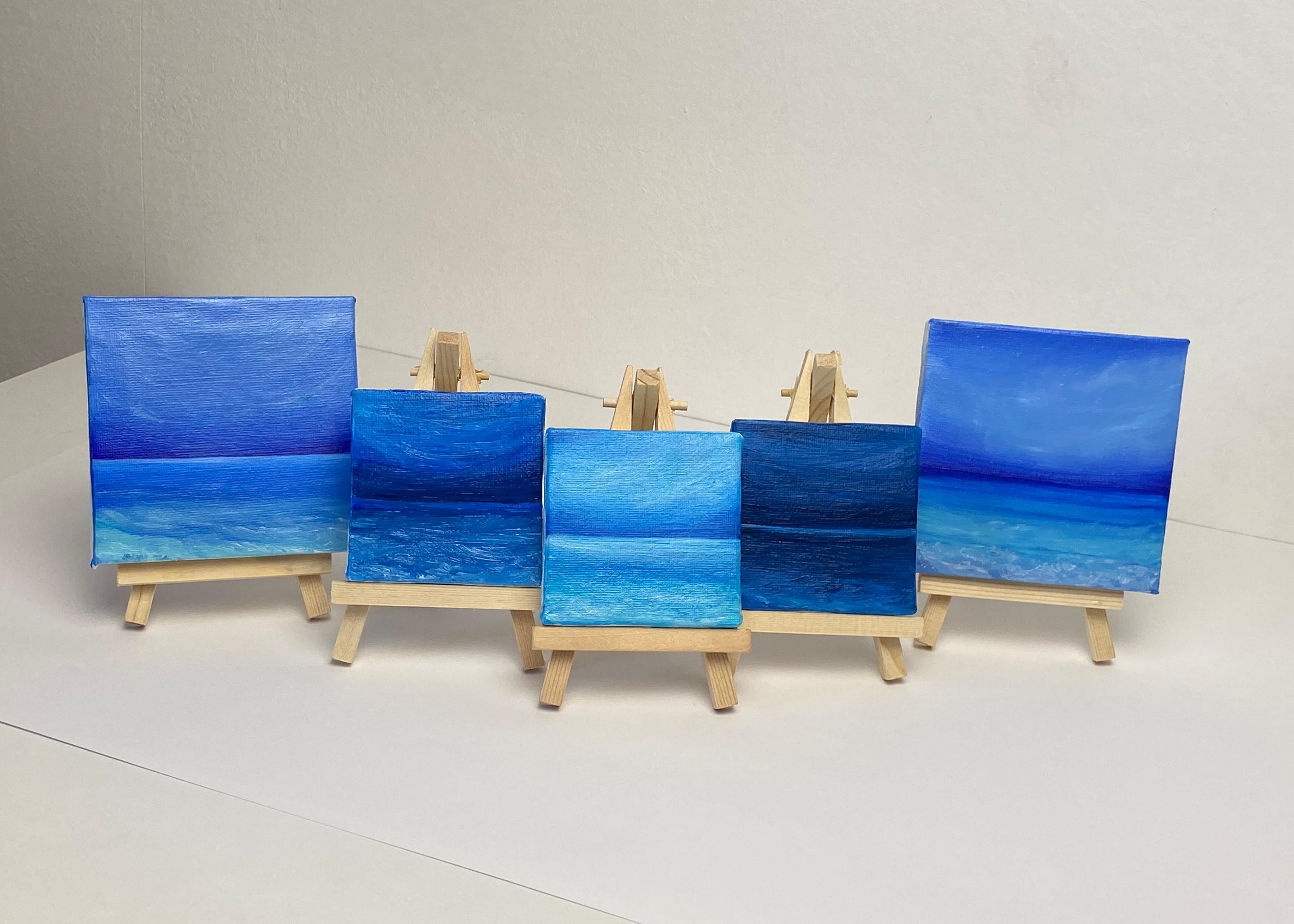 Questa opera d'arte è una profonda esplorazione dell'astrazione attraverso l'utilizzo di una tavolozza monocromatica blu. L'artista manipola magistralmente le variazioni tonali del blu per creare un orizzonte senza soluzione di continuità, evocando