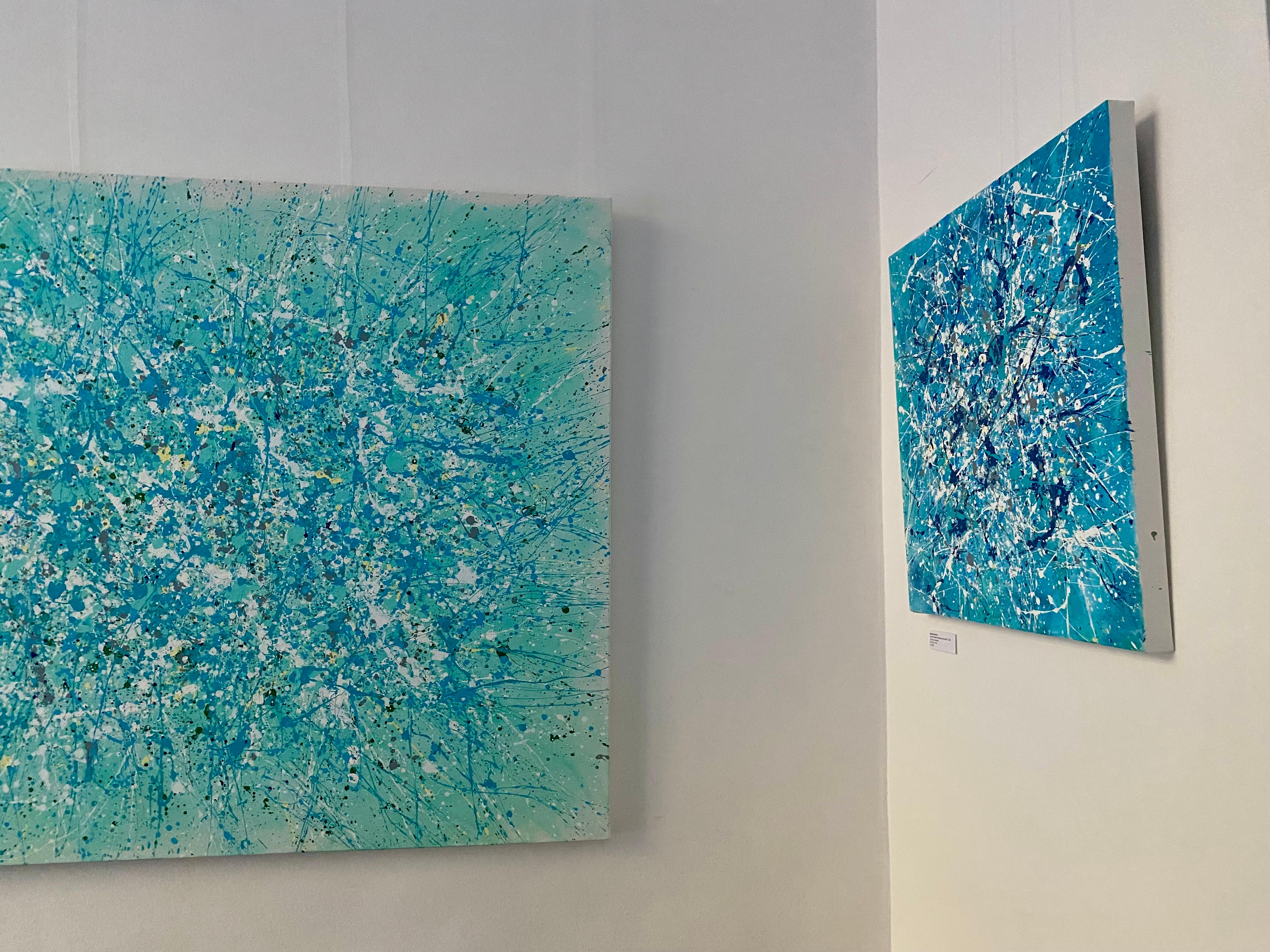 Mentre stendevo acrilico e olio sulla tela, venivo trascinato in un cosmo astratto, esprimendo l'essenza cruda delle emozioni attraverso schizzi e pennellate. Ogni colore è un dialogo tra serenità e caos; il blu turchese un cielo sconfinato o un
