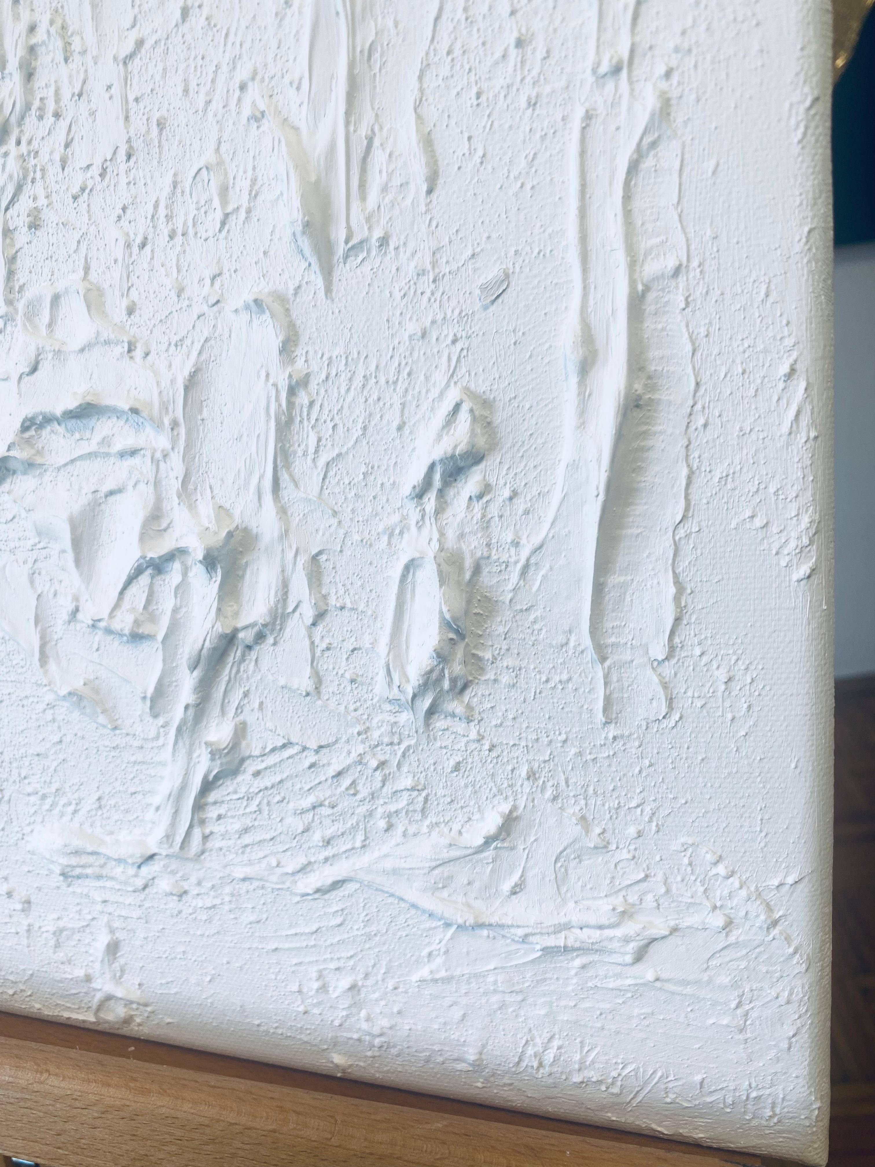 Essential Silence ist eine kontemplative Serie monochromer, dreidimensionaler abstrakter Gemälde, die die Ausdruckskraft von Reduktion und materieller Präsenz erforschen. 
In diesem Werk ist die Stille nicht die Abwesenheit von Geräuschen, sondern
