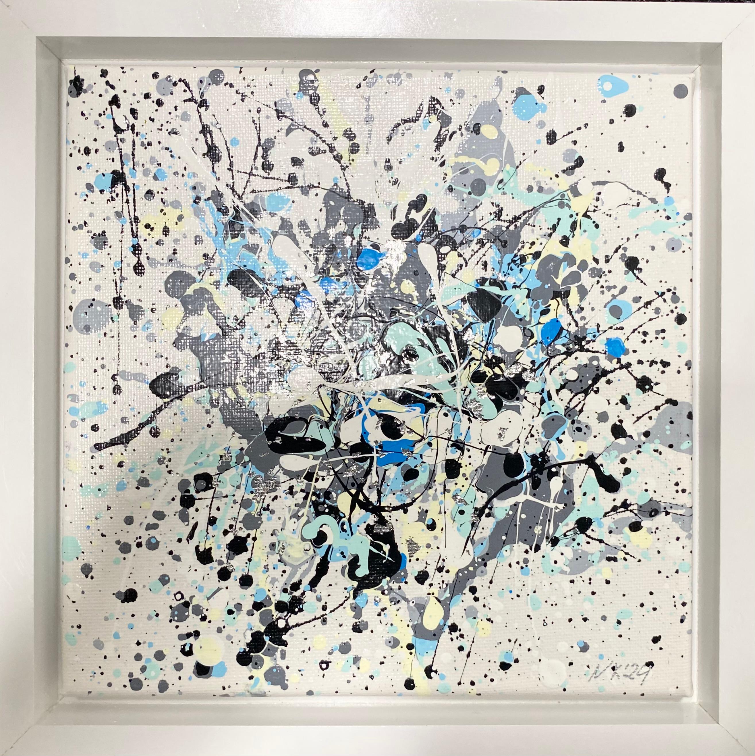Abstract Painting de Nataliia Krykun - Serie "Sinfonía Oceánica" amarillo, azul, blanco, colorido  El estilo de Pollock