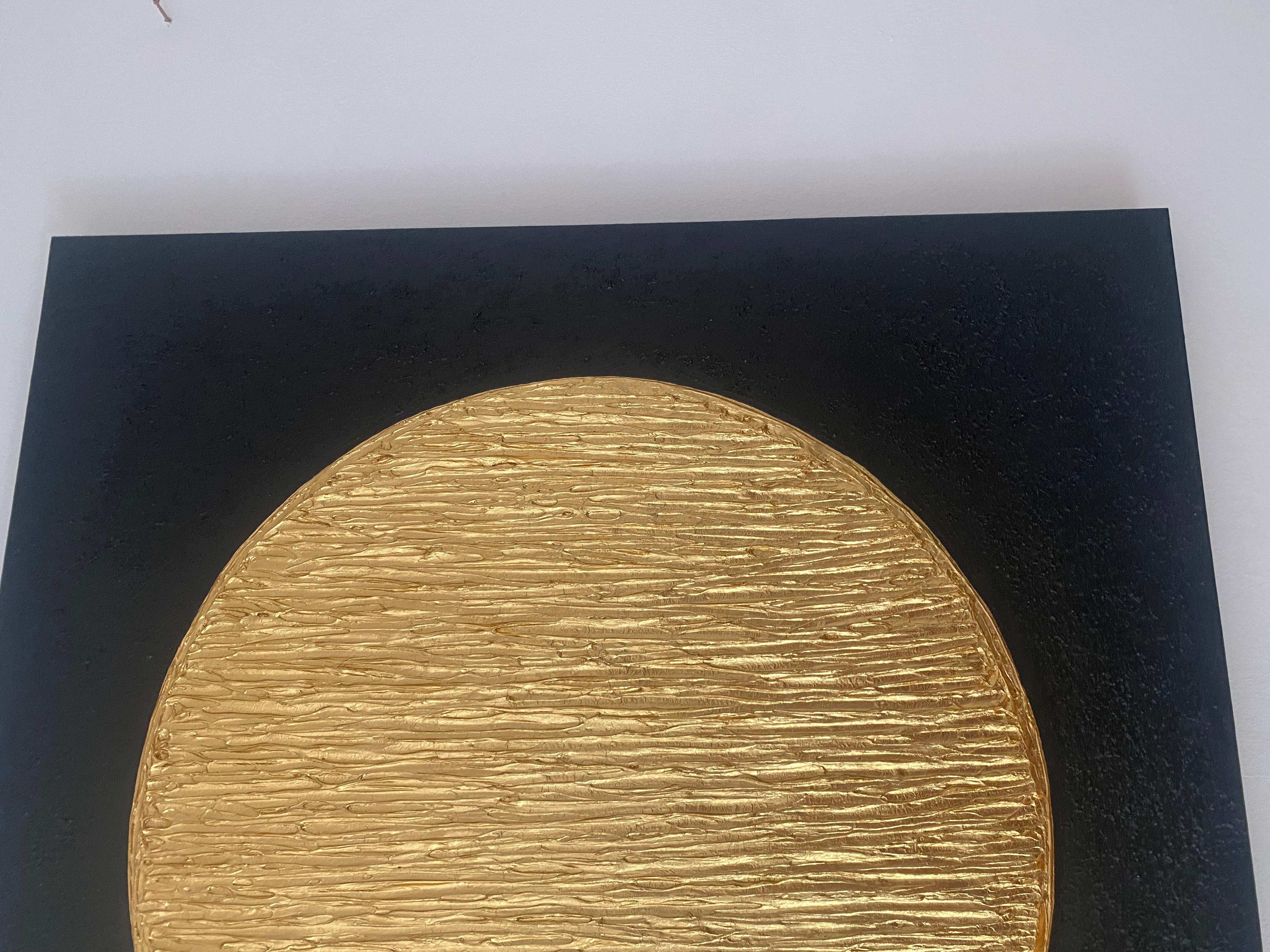 Mit viel Leidenschaft habe ich diesen kühnen, geometrischen Kreis entworfen, der mit schimmerndem Blattgold vergoldet wurde, um das Licht einzufangen und die Stimmung zu heben. Die strukturierte Oberfläche pulsiert mit ruhiger Energie vor dem satten