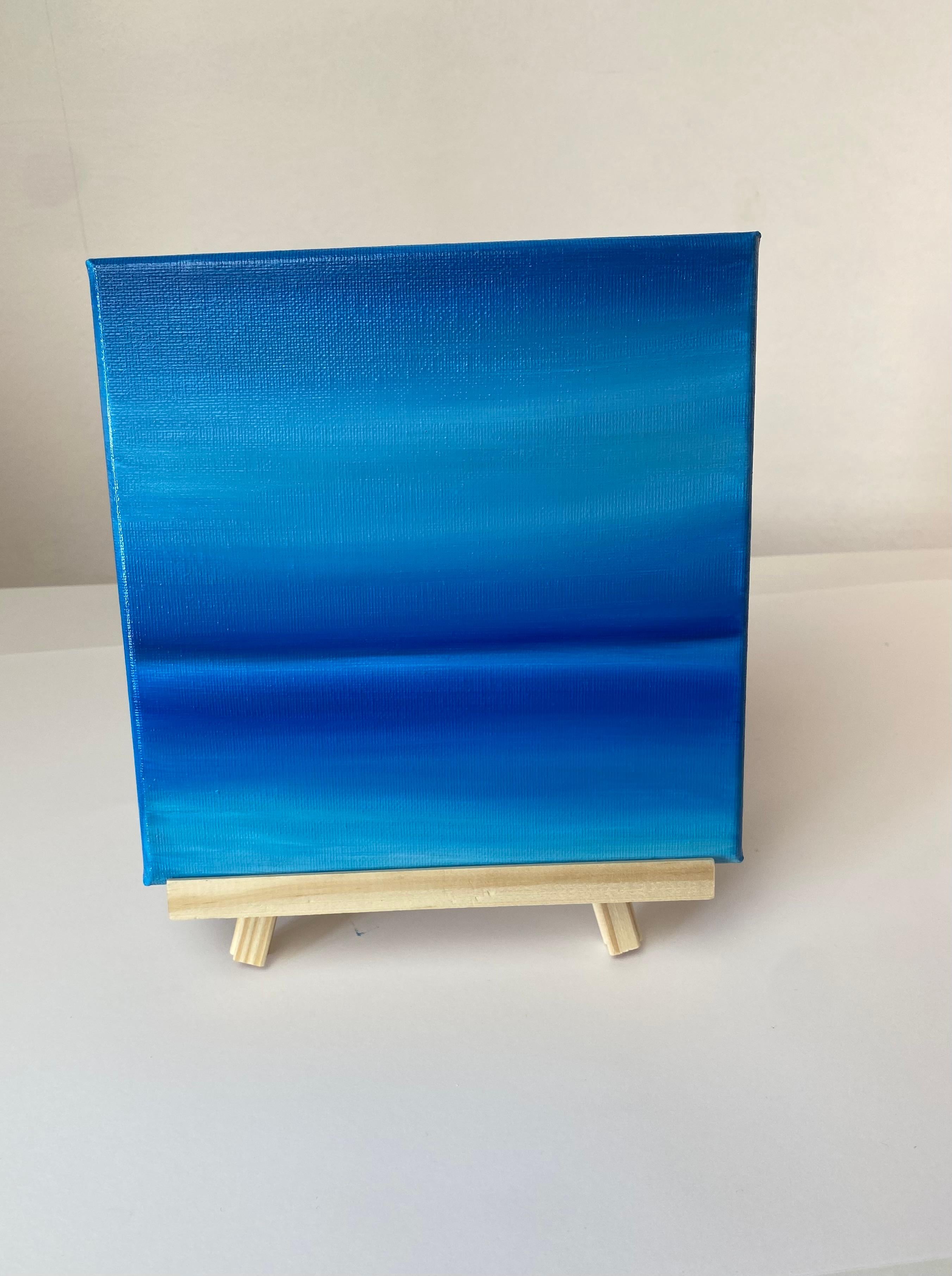 Quest'opera presenta un'esplorazione ipnotica del colore e dell'astrazione, utilizzando uno spettro di tonalità blu per evocare un senso di calma e di spazio infinito. La composizione è sottilmente divisa in due sezioni da una linea delicata, quasi