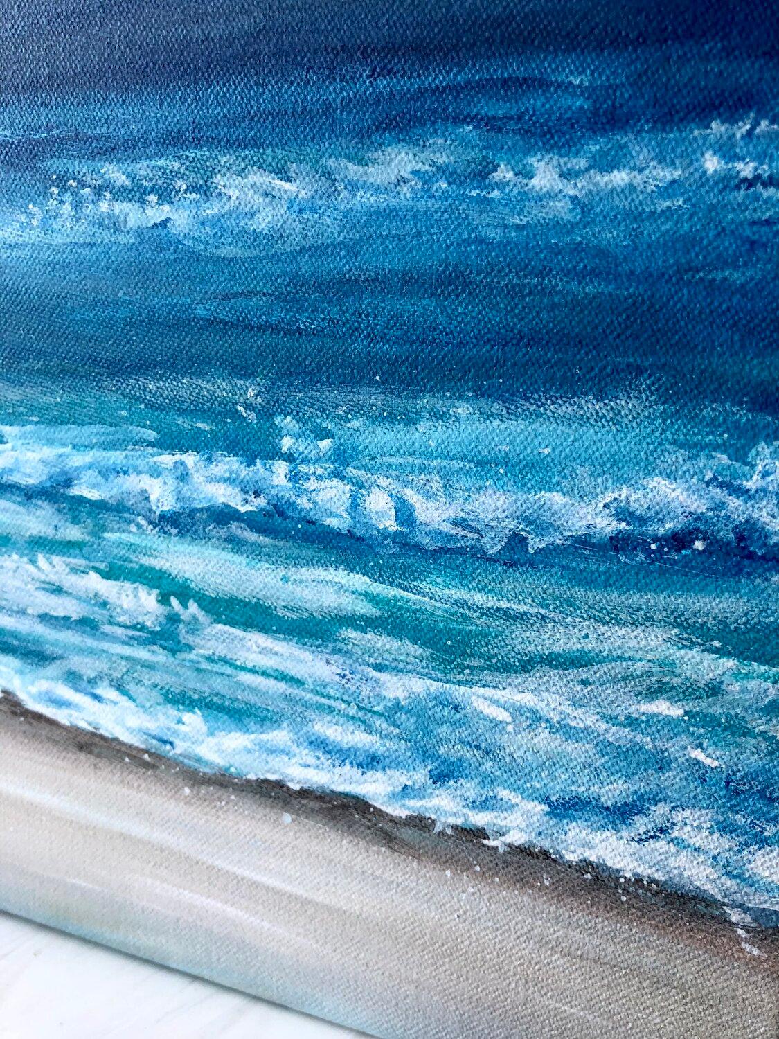 L'opera d'arte che hai di fronte presenta uno splendido paesaggio marino astratto, una delizia visiva che attira l'attenzione con la sua semplicità e la sua profonda profondità. La tela è dominata da una squisita tavolozza di blu, che si fonde senza