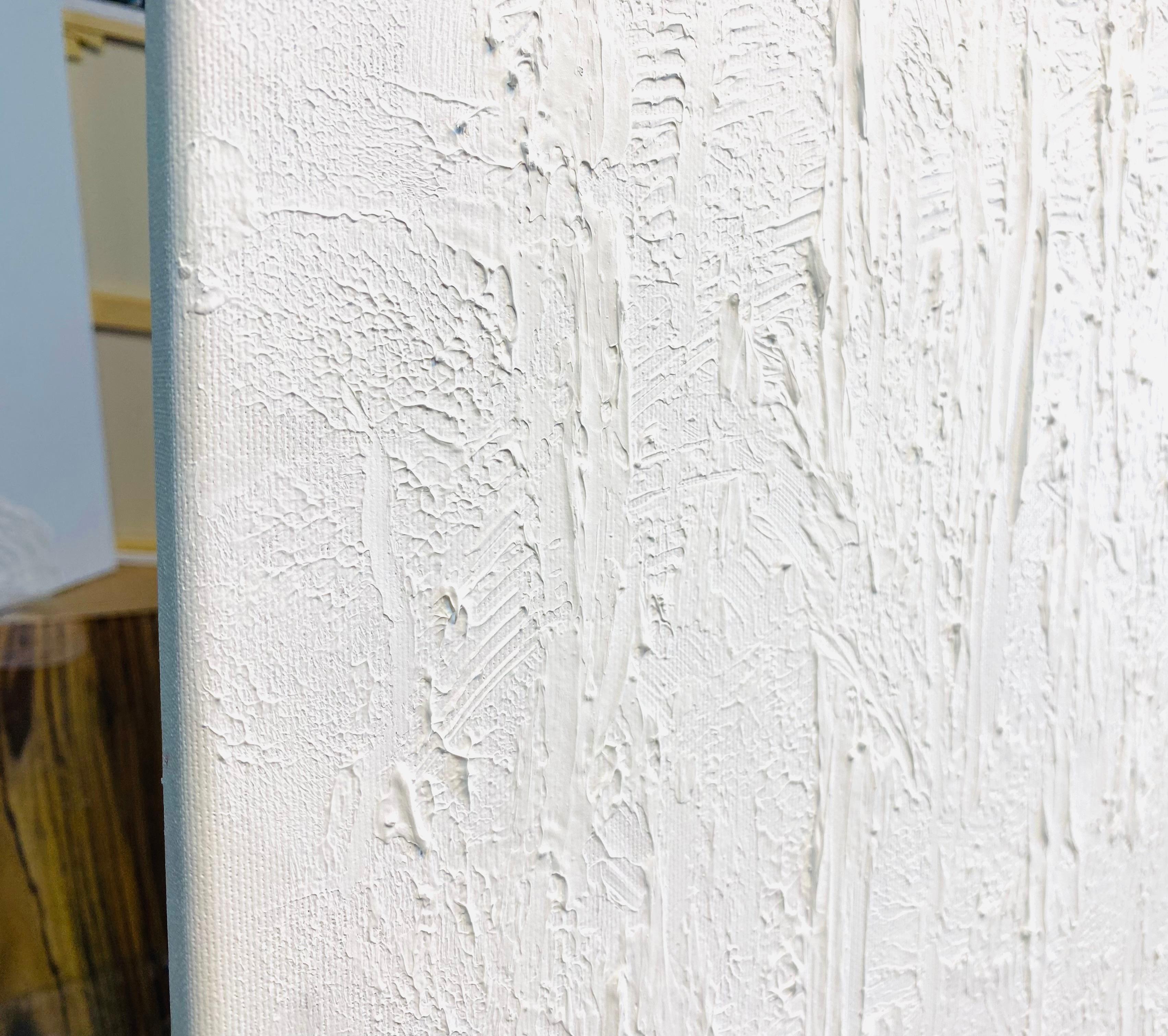 Cette œuvre d'art est une exploration fascinante de la texture et de la simplicité, présentant une toile à prédominance blanche subtilement infusée de textures superposées. L'artiste atteint la profondeur grâce à l'utilisation méticuleuse de lignes