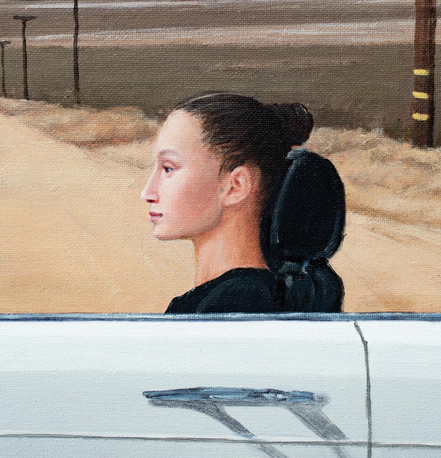 Esta obra de arte surrealista capta una cruda encrucijada desértica bajo un cielo azul intenso, donde un descapotable blanco de época ocupa el centro del escenario. Dos figuras añaden intriga: una está de pie junto al coche, vestida de negro