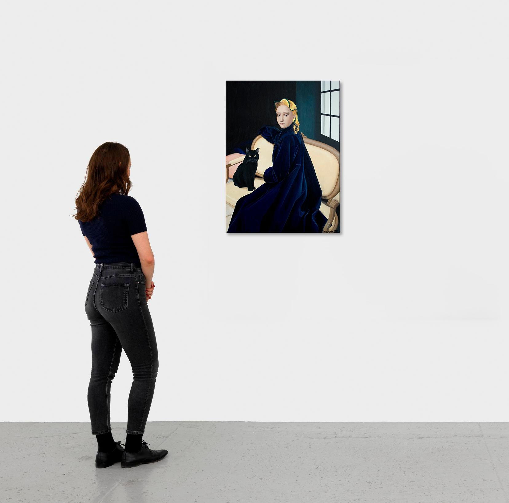 Chat noir sur un canapé jaune en vente 3