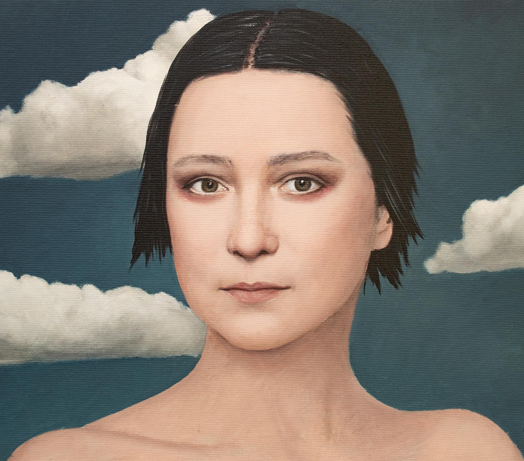 Dieses Gemälde ist ein visuelles Gedicht - elegant, ruhig und voller Geheimnisse. Eine Frau in einem schwarzen Kleid, deren blasse Haut leuchtet, blickt unverwandt von der Leinwand. Hinter ihr schweben Wolken durch einen saphirblauen Himmel, surreal