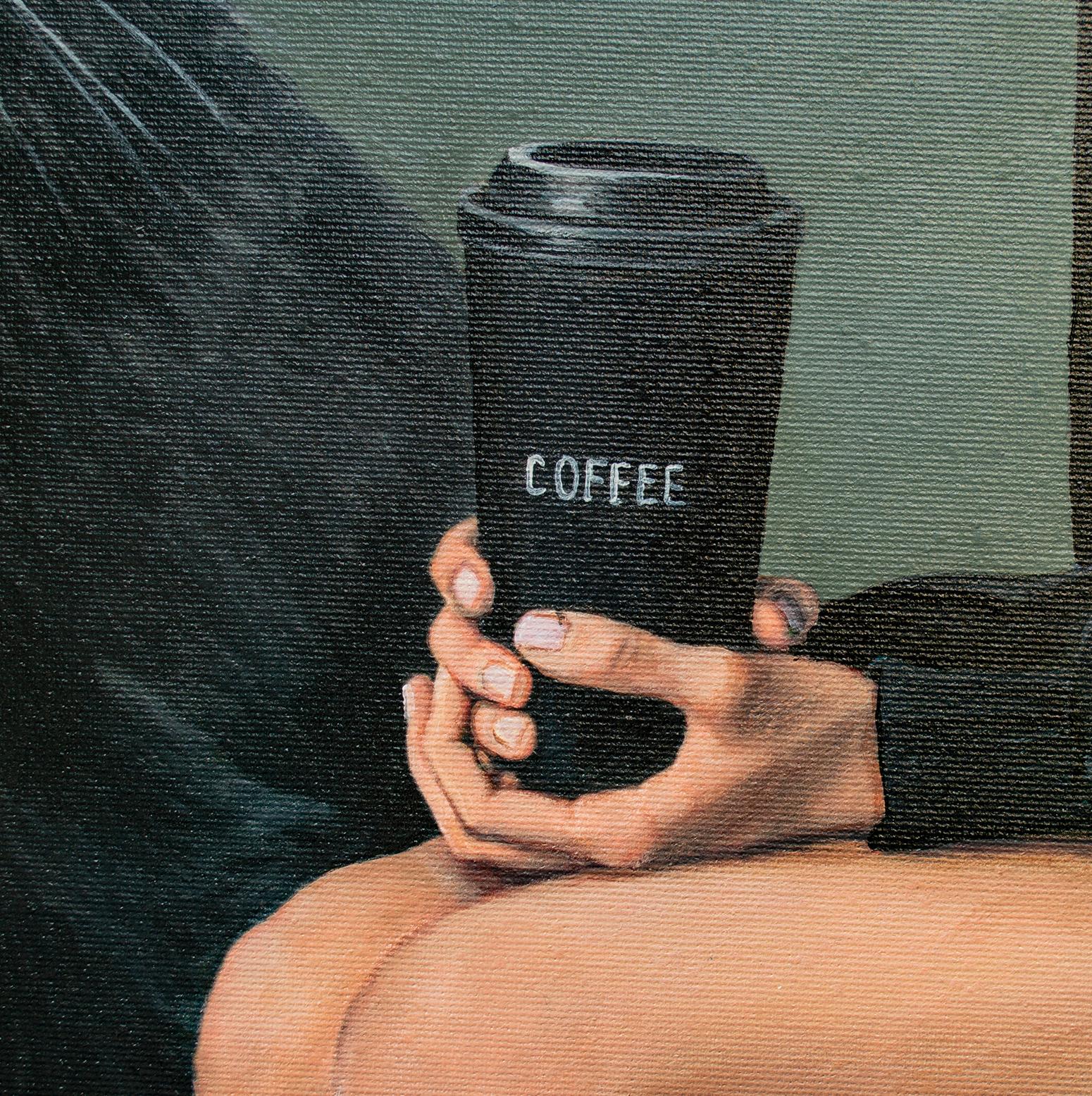 
Esta cautivadora obra de arte presenta un diálogo surrealista entre lo mundano y lo fantástico. Una mujer vestida de forma informal se sienta con confianza en una silla vintage, lleva gafas de sol oscuras y agarra una taza en la que se lee 
