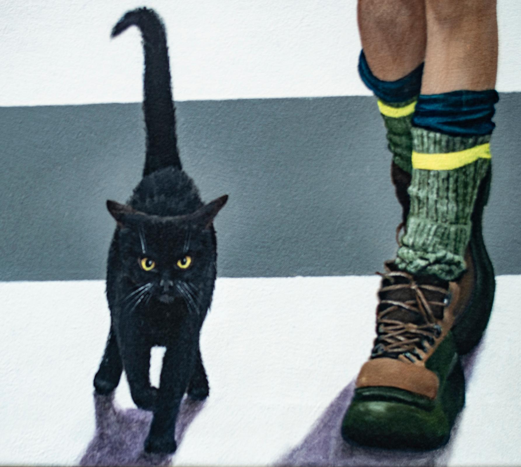 En esta pieza, pretendía captar la individualidad frente al consumismo. La figura con un gato negro encarna la resiliencia. Cruzando un paso de cebra, desafían las normas establecidas por el camión rojo de Coca-Cola. Esta obra de arte celebra la