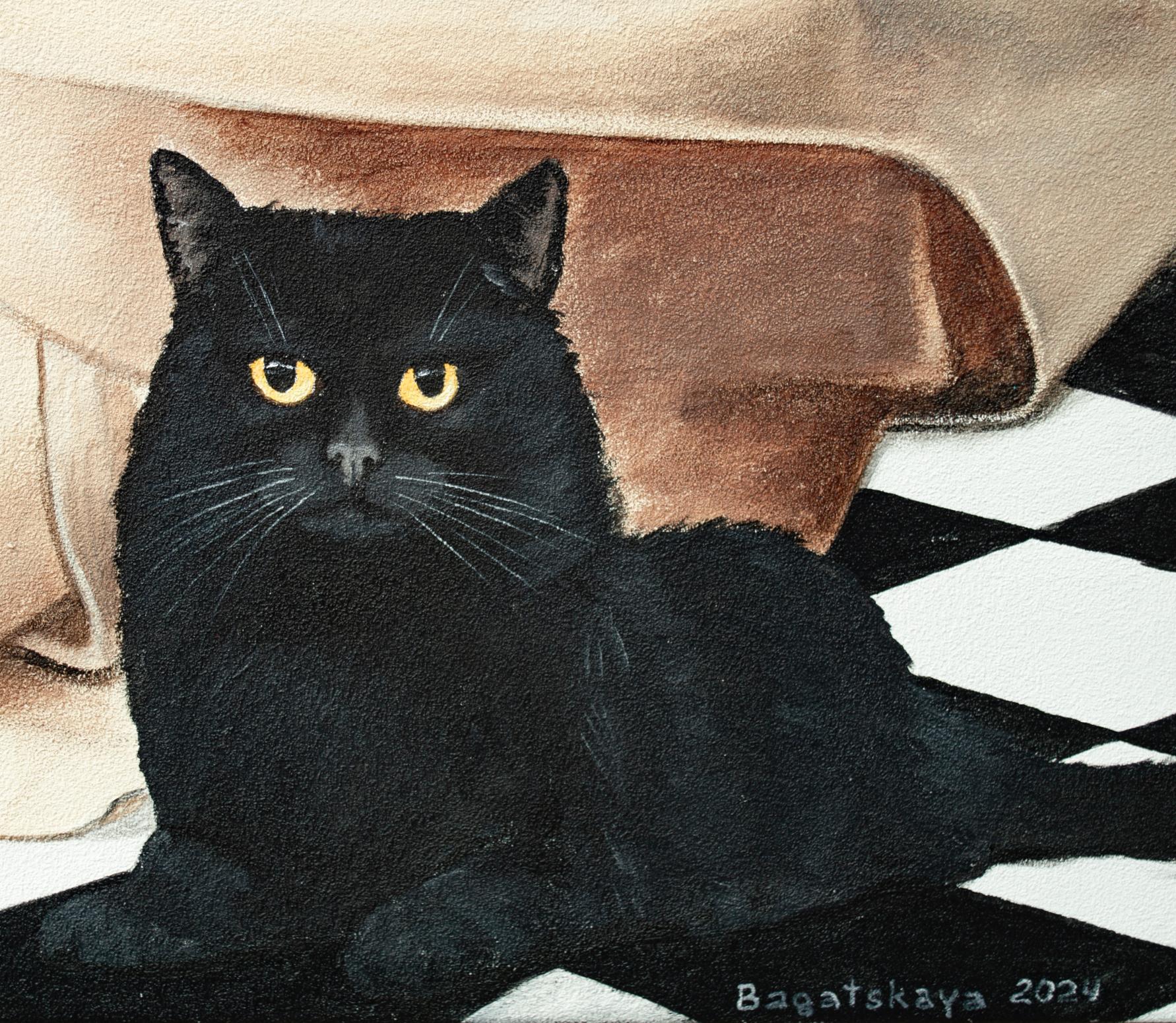 Esta obra de arte representa a una mujer serena vestida con un kimono beige, al que su elegante obi y su tocado rojo añaden una sutil gracia. Flanqueada por dos elegantes gatos negros de penetrantes ojos amarillos, sentados sobre un suelo a cuadros