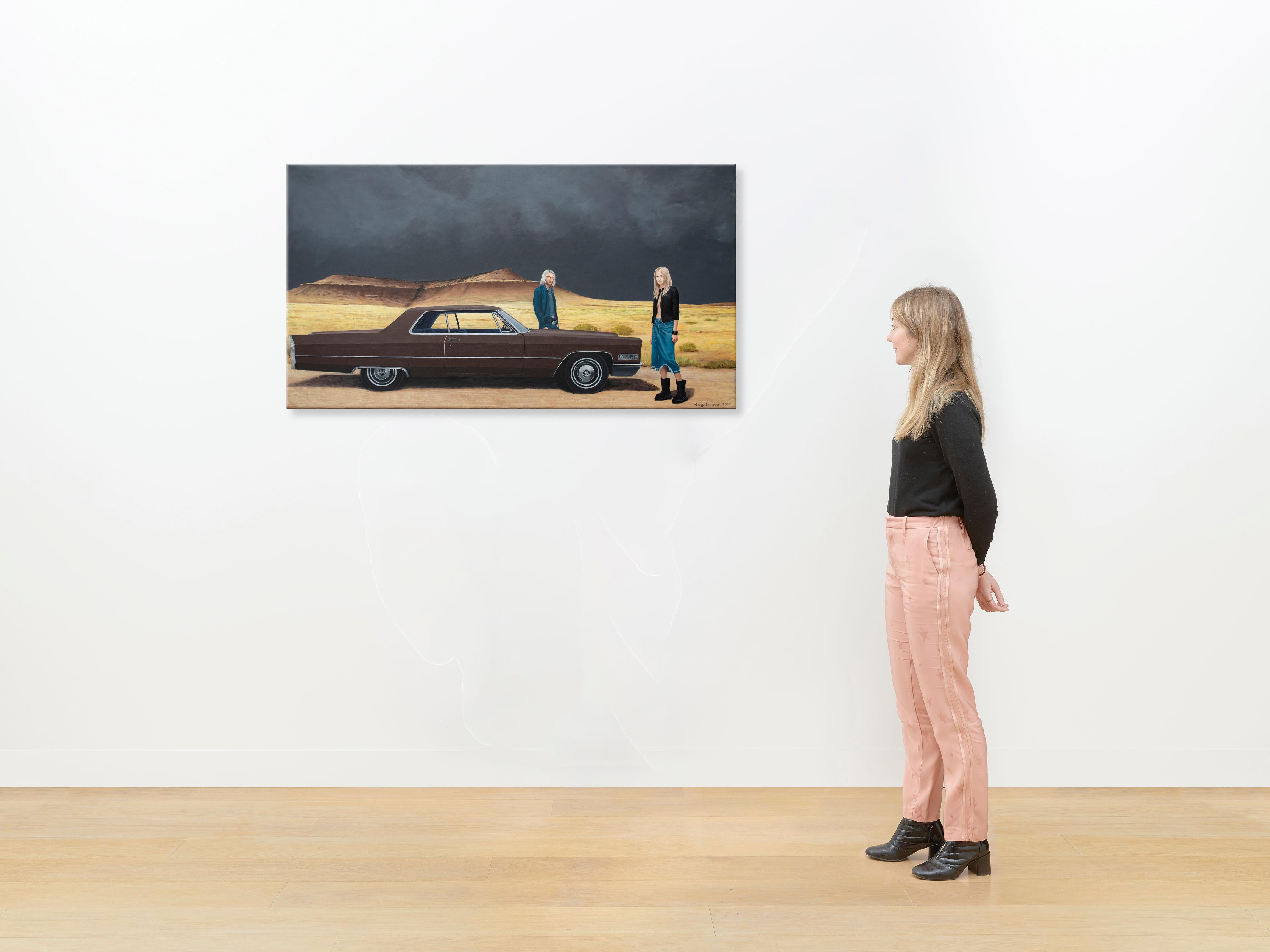 L'opera d'arte ritrae un vasto deserto vuoto sotto un cielo tempestoso. Un'auto marrone d'epoca si trova da sola, il suo design elegante contrasta con il paesaggio brullo. Due figure, separate ma ancora legate alla desolazione, aggiungono un senso