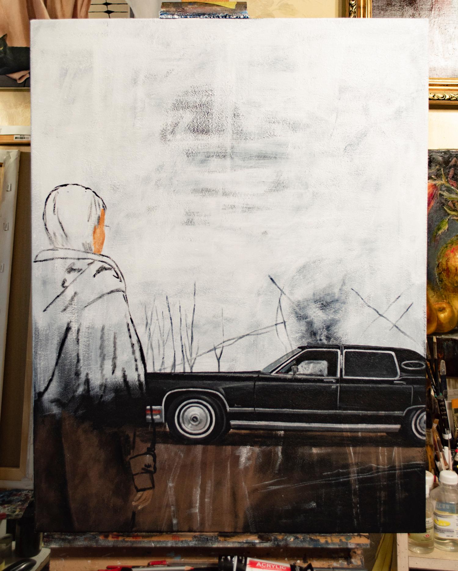 Dieses Kunstwerk zeigt eine einsame Figur, die neben einem schnittigen, schwarzen Oldtimer vor einem gedämpften, ätherischen Hintergrund steht. Die Figur, die von hinten betrachtet wird, trägt eine dunkle Kapuze, die an ein Geheimnis und an