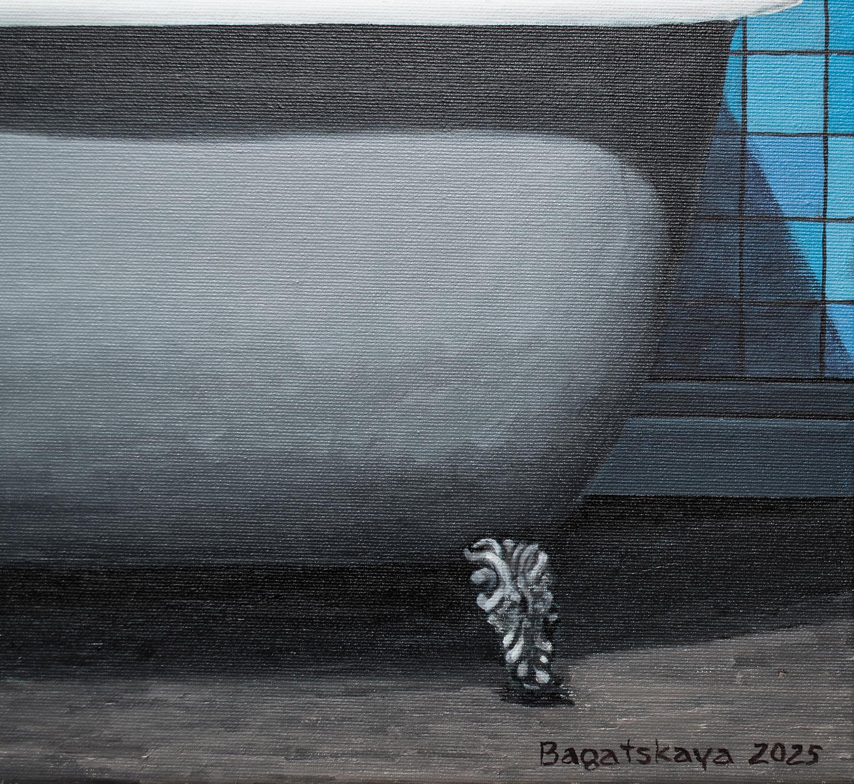 Dieses Kunstwerk fängt eine vielschichtige Szene ein, die Kontraste und subtile Provokationen ausbalanciert. Eine Frau steht in einer leeren Vintage-Badewanne, ihr leicht ironischer Gesichtsausdruck ist gepaart mit einer unmissverständlichen Geste