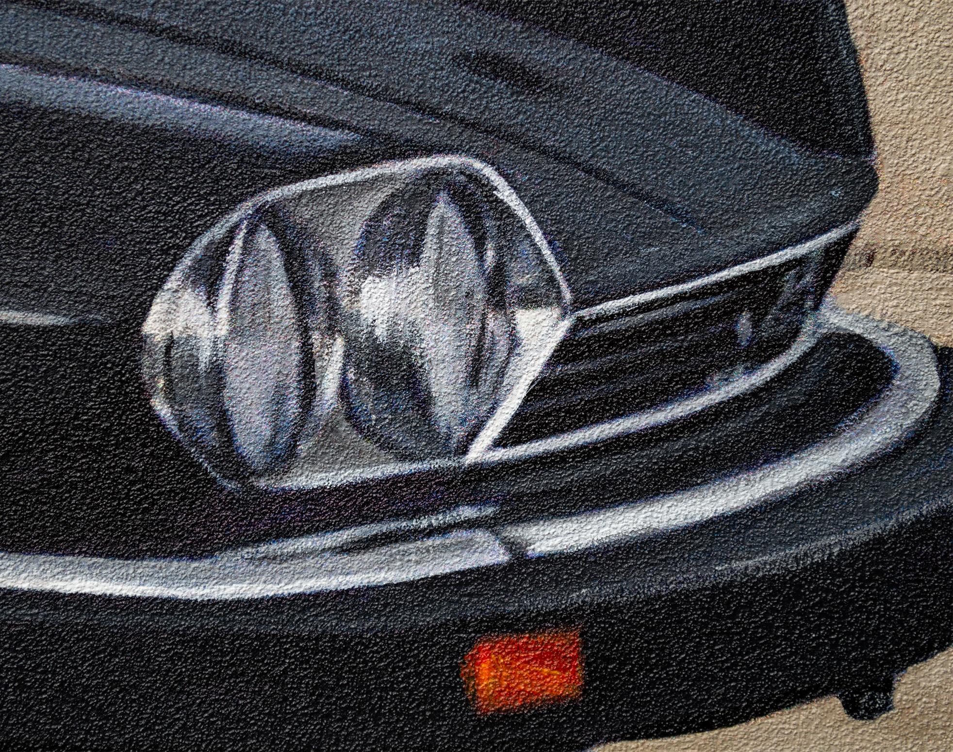 Esta obra de arte capta el encanto de las pequeñas alegrías y los momentos inesperados de la vida. Situado en un desierto iluminado por el sol, un elegante coche negro brilla en primer plano, en contraste con un nostálgico vehículo blanco cercano.