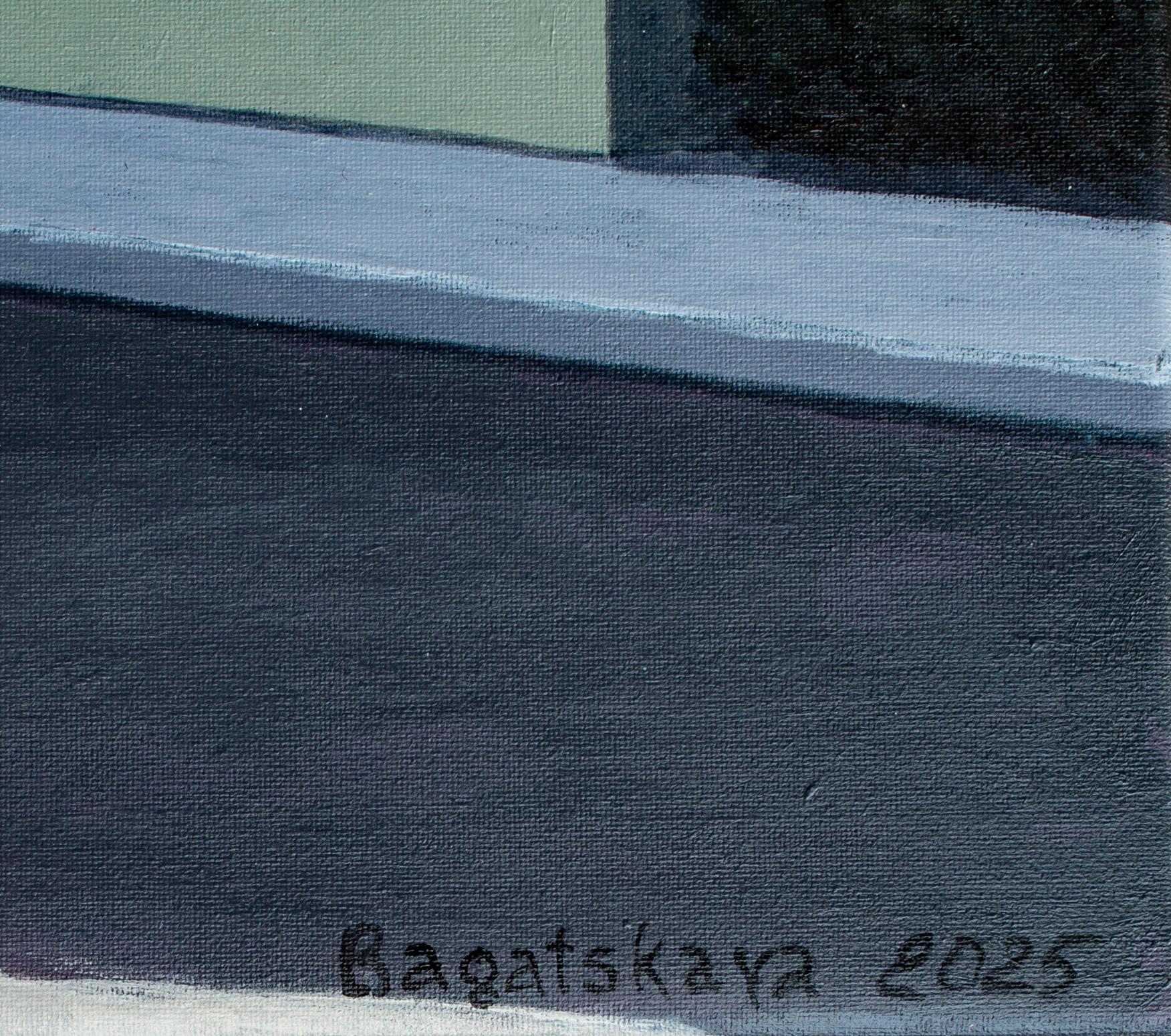 Esta obra de arte combina el minimalismo con la intriga, mostrando una figura solitaria vestida de negro ante un sencillo motel con llamativas letras rojas. El nítido contraste entre la figura y el brillante cielo evoca misterio y soledad. El