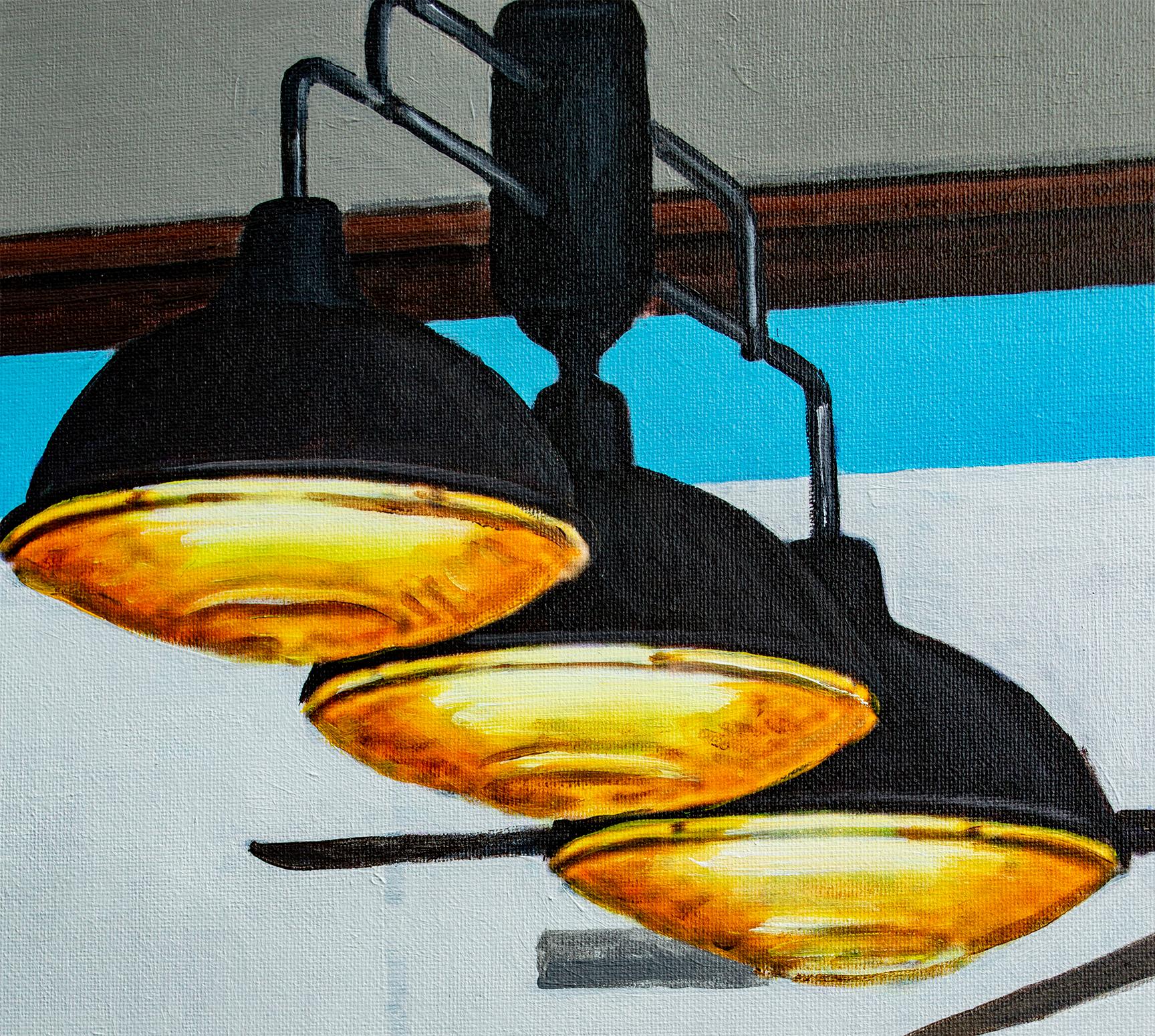 Un acogedor café con tres visitantes: dos vestidos de oscuro y uno con un abrigo a cuadros. El interior es sobrio, con detalles retro, y una suave luz azul se filtra por las ventanas. El juego de luces y sombras crea una atmósfera contemplativa.
