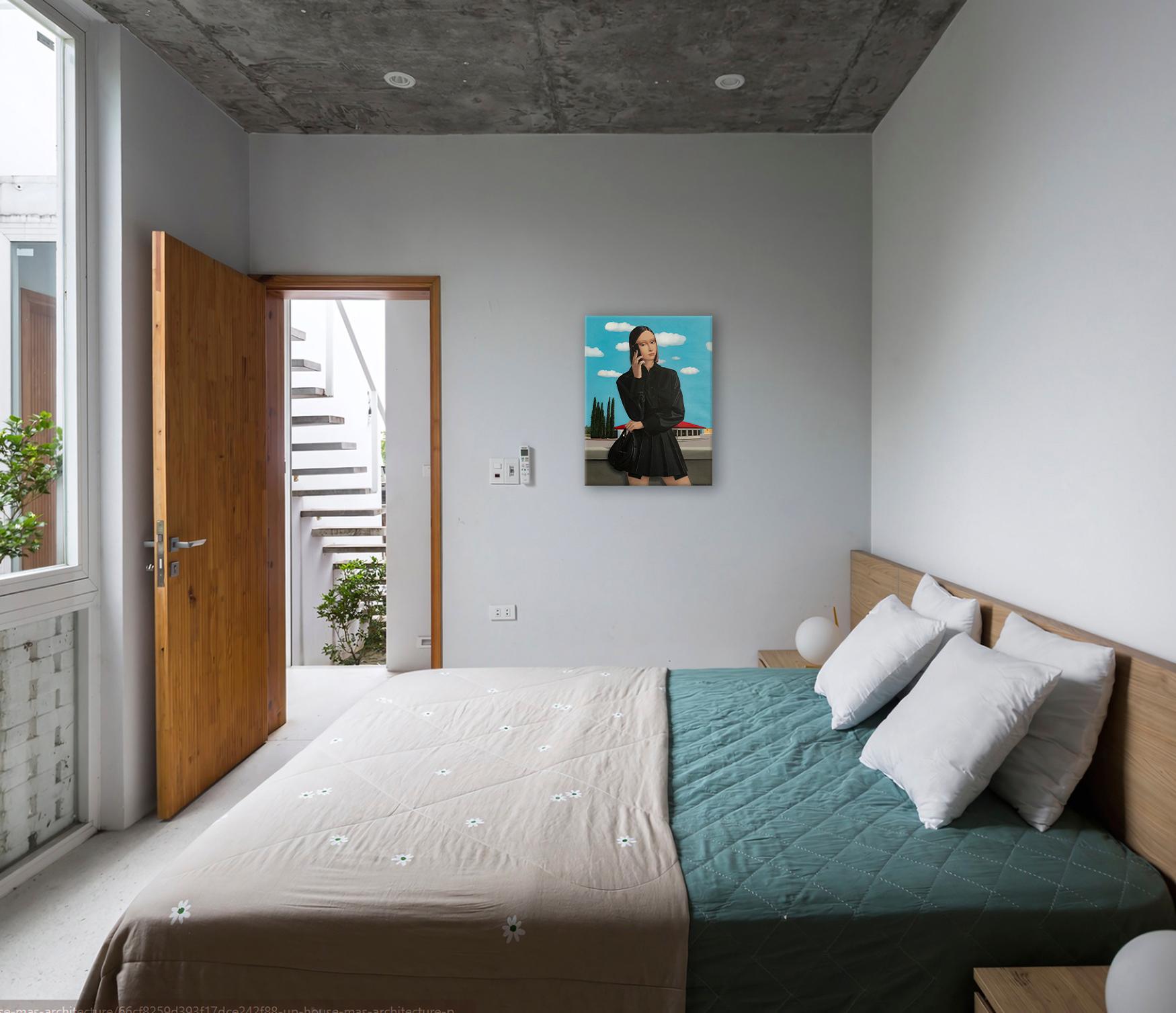
Esta obra de arte mezcla con elegancia elementos clásicos y contemporáneos, y representa a una joven con un elegante traje negro que se lleva el teléfono a la oreja. Se alza sobre un cielo azul infinito con nubes esponjosas, creando una sensación