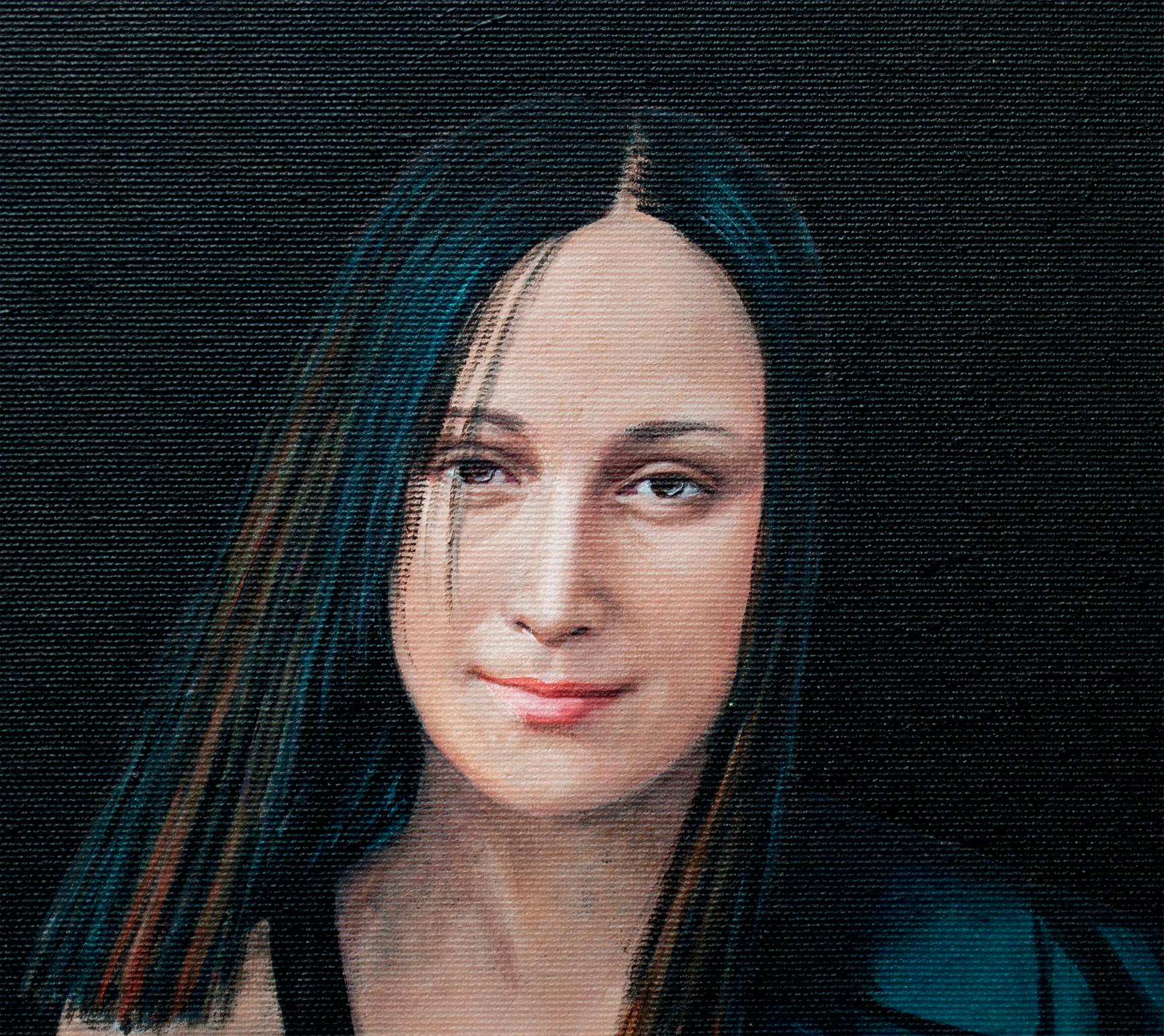 Dieses Kunstwerk zeigt eine junge Frau, die vor einer tiefen nächtlichen Kulisse steht, die von der leuchtenden Beschilderung 