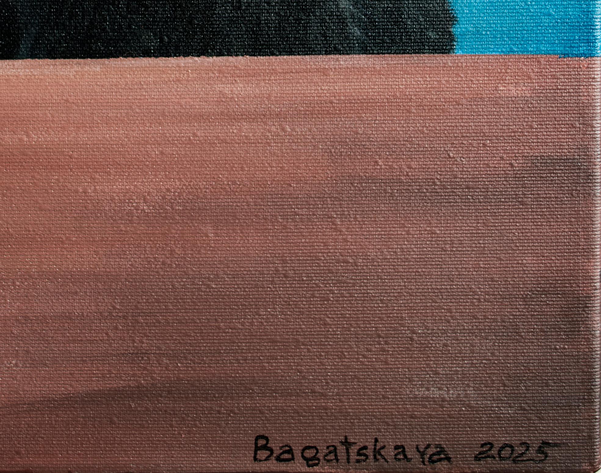 Auf den ersten Blick sind es einfach eine Frau und eine Katze, aber wenn man einen Moment verweilt, beginnt das Bild zu sprechen.
Eine blasshaarige Gestalt sitzt in ruhiger Stille da, eingehüllt in ein glattes schwarzes Gewand, das den