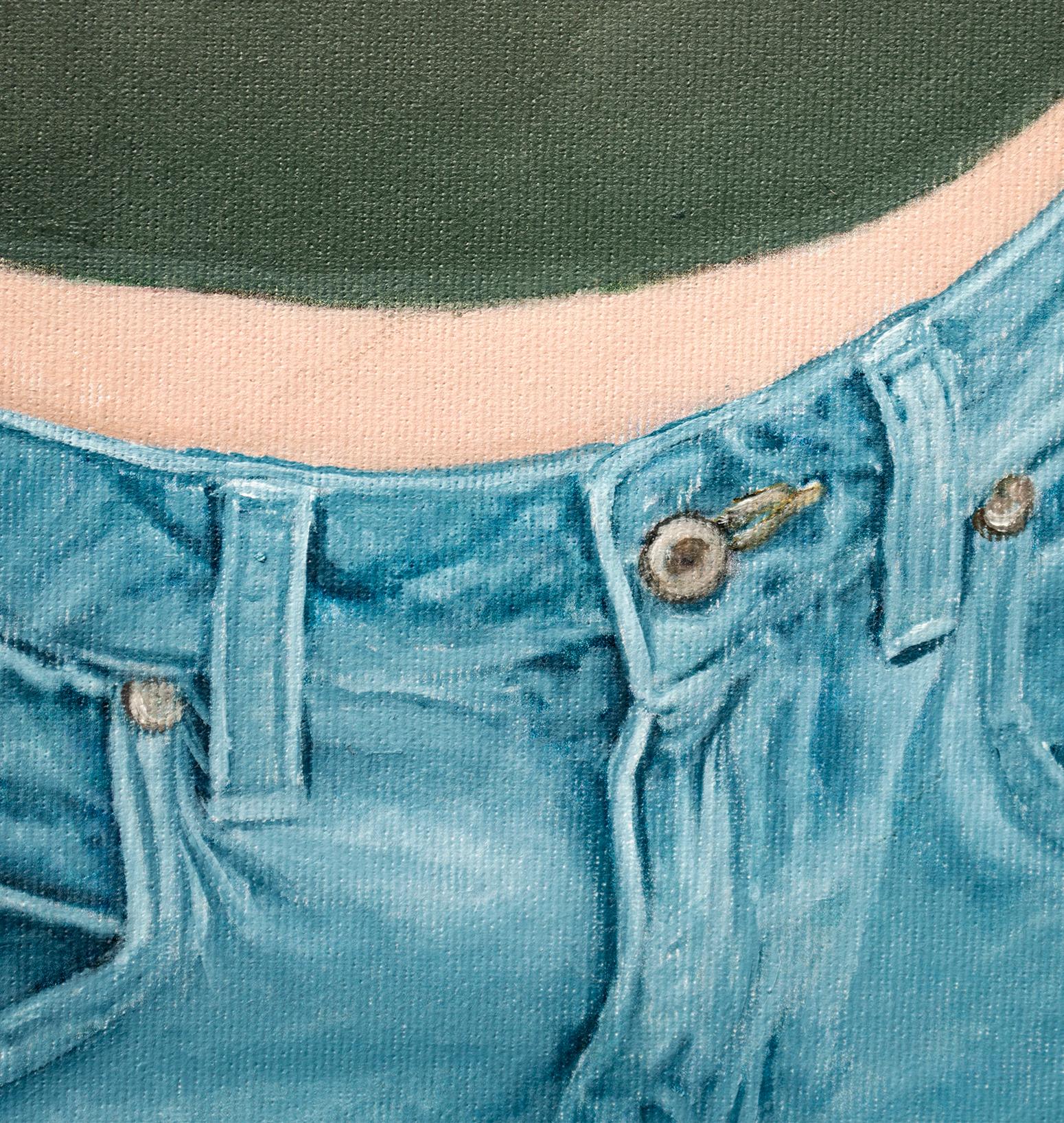 Una giovane donna si trova da sola in un paesaggio ampio e aperto, con la testa china sotto la tesa di un cappellino da baseball verde acqua. Indossa una giacca di pelle drappeggiata sulle spalle, un crop top verde terra e jeans consumati: un