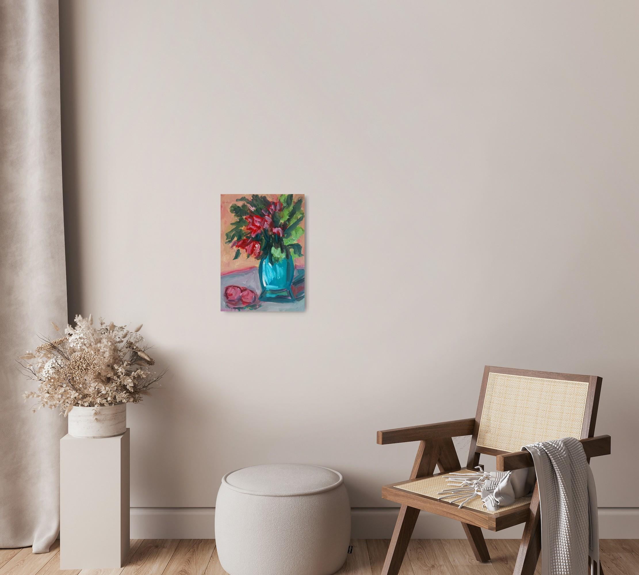 Este cuadro muestra un ramo de flores rojas de verano en un jarrón azul y dos manzanas rojas cerca de él. 

Quería capturar el verano a través de la belleza y el encanto de las manzanas y las flores. 

Estas cautivadoras y alegres flores en un