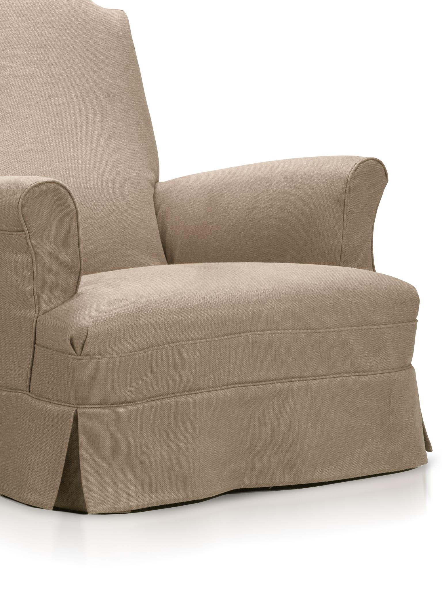 La sedia Natan Club Chair di am designs è un'interpretazione raffinata e contemporanea della classica silhouette da club. Realizzata a mano in Belgio con una solida struttura in legno, presenta una seduta profonda, ampi braccioli e un profilo basso