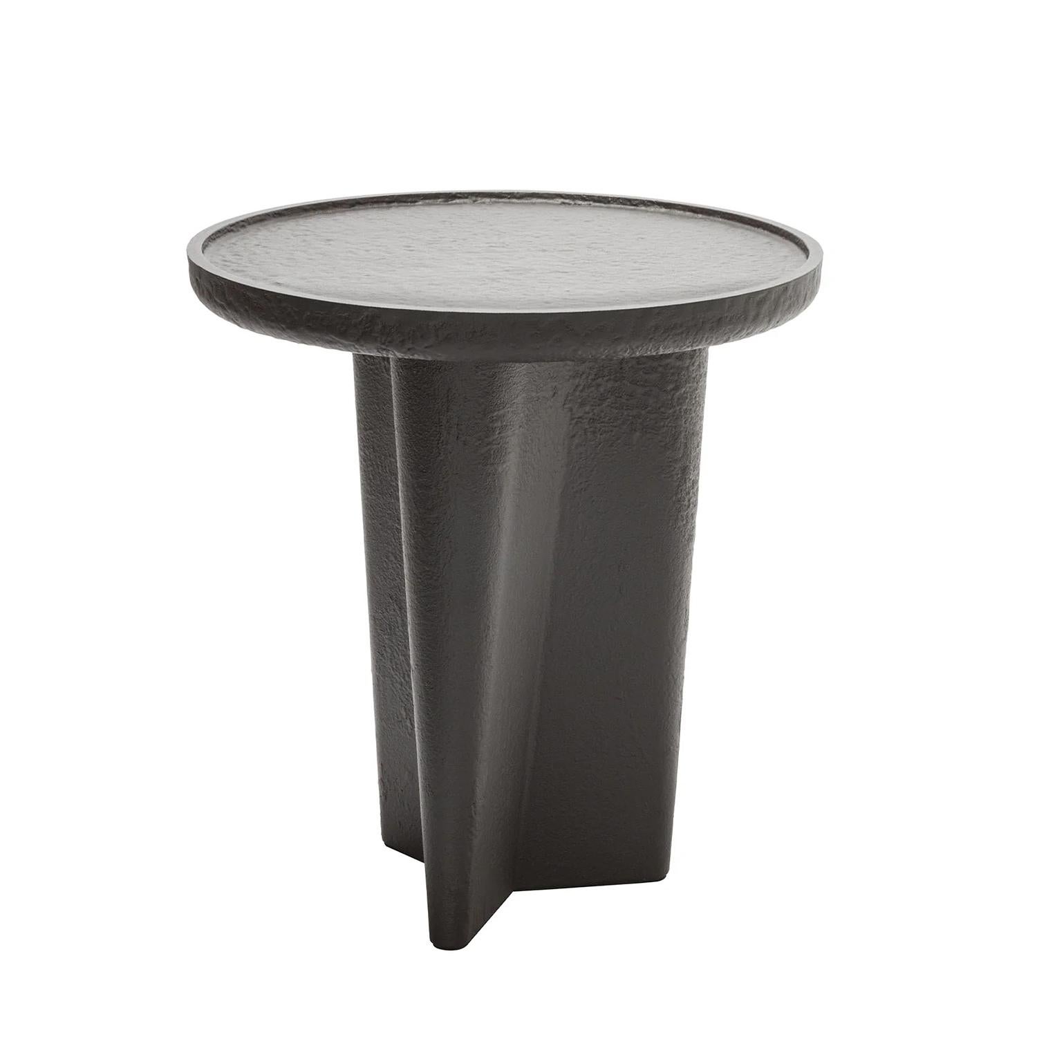 Table d'appoint Natana High avec toute la structure 
en bronze massif, finition bronze naturel.
Également disponible sur demande en Natana Medium.
