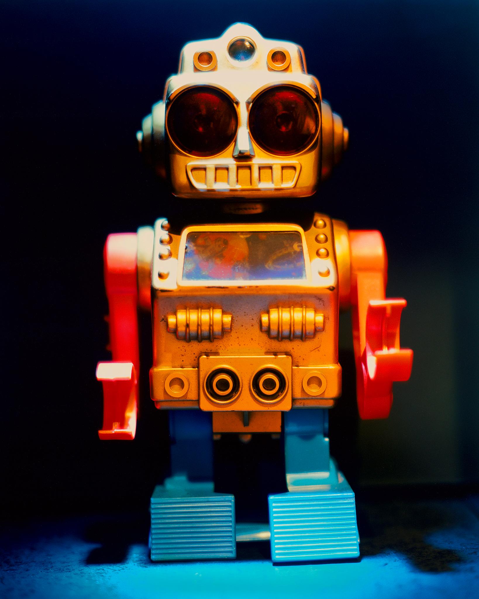 Darth Bot und Cyclops Robots - Pop Art Farbfotografie – Photograph von Natasha Heidler