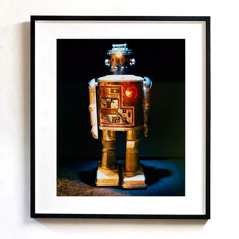 Darth Bot und Cyclops Robots - Pop Art Farbfotografie (Schwarz), Color Photograph, von Natasha Heidler