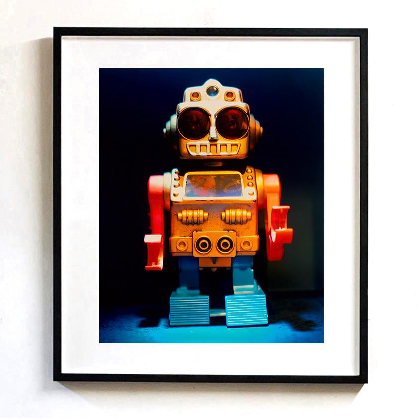 Darth Bot und Cyclops - Natasha Heidler erweckt in ihrer konzeptionellen Pop-Art-Fotografie die Lieblingsspielzeuge der Kindheit zum Leben.

Dieses Angebot bezieht sich auf zwei einzeln gerahmte Kunstwerke mit den Maßen 30